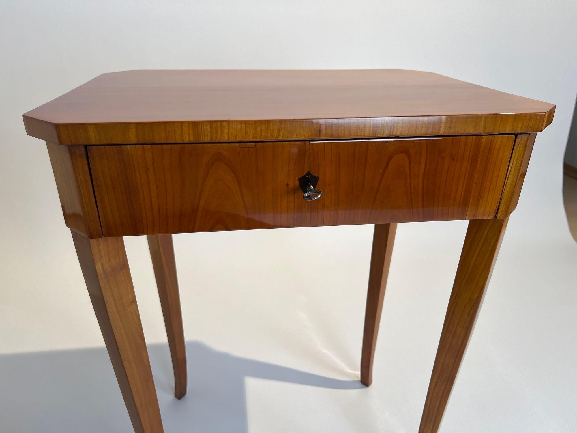 Biedermeier Side or Sewing Table, Cherry Wood, South Germany circa 1830 For Sale 10