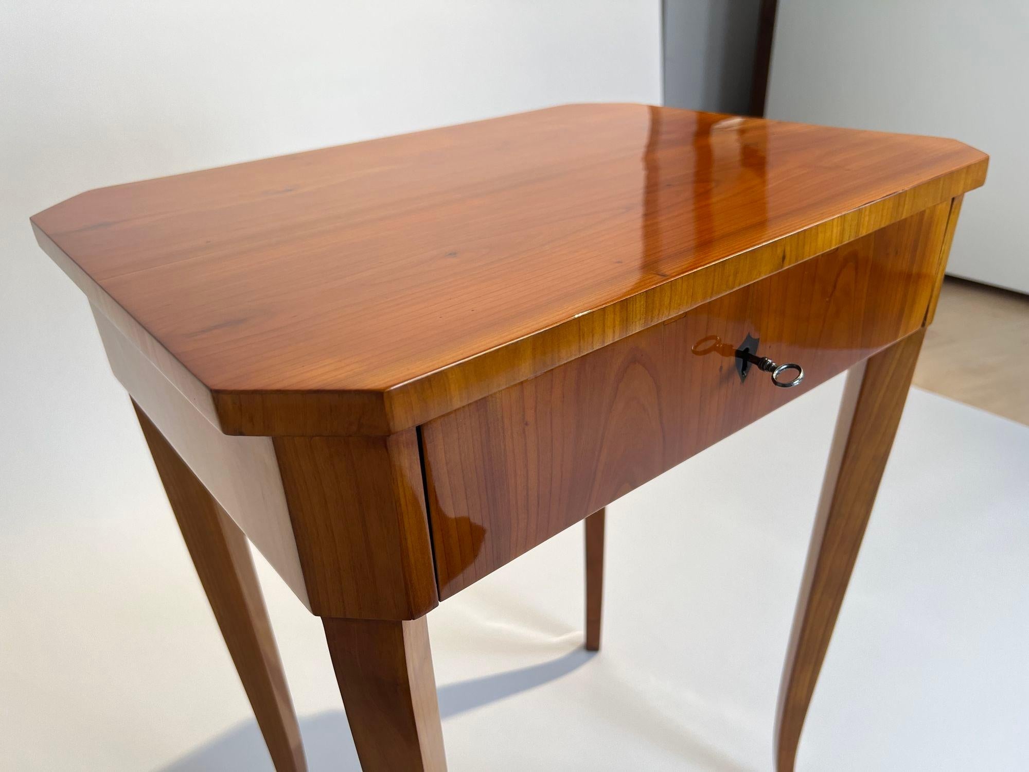Biedermeier Side or Sewing Table, Cherry Wood, South Germany circa 1830 For Sale 11