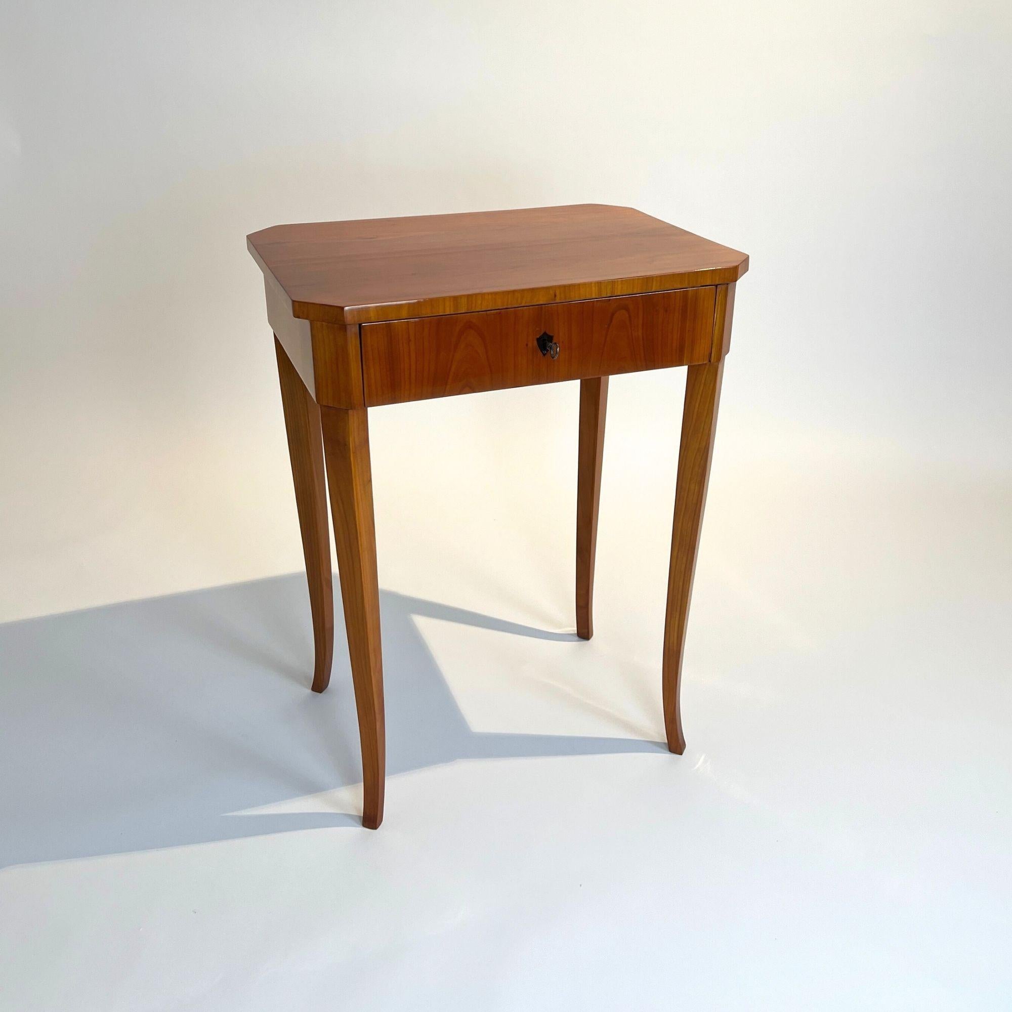 Elegant Biedermeier side or sewing table from southern Germany around 1830.
Cherry wood veneered on softwood and solid cherry.
Ebonized key escutcheon. One drawer, lockable and with removable interior.
Restored condition, hand polished with