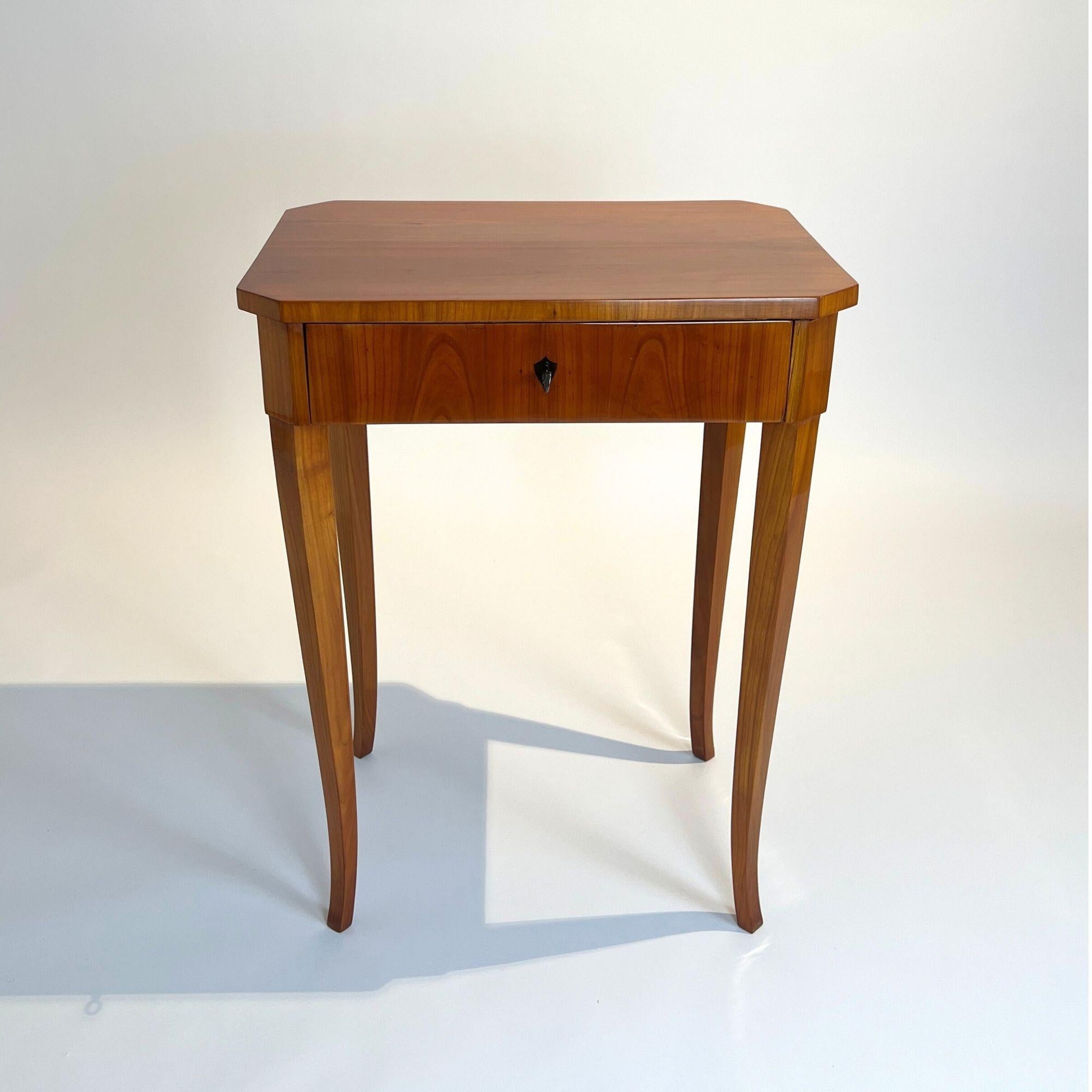 Biedermeier Side or Sewing Table, Cherry Wood, South Germany circa 1830 In Good Condition For Sale In Regensburg, DE