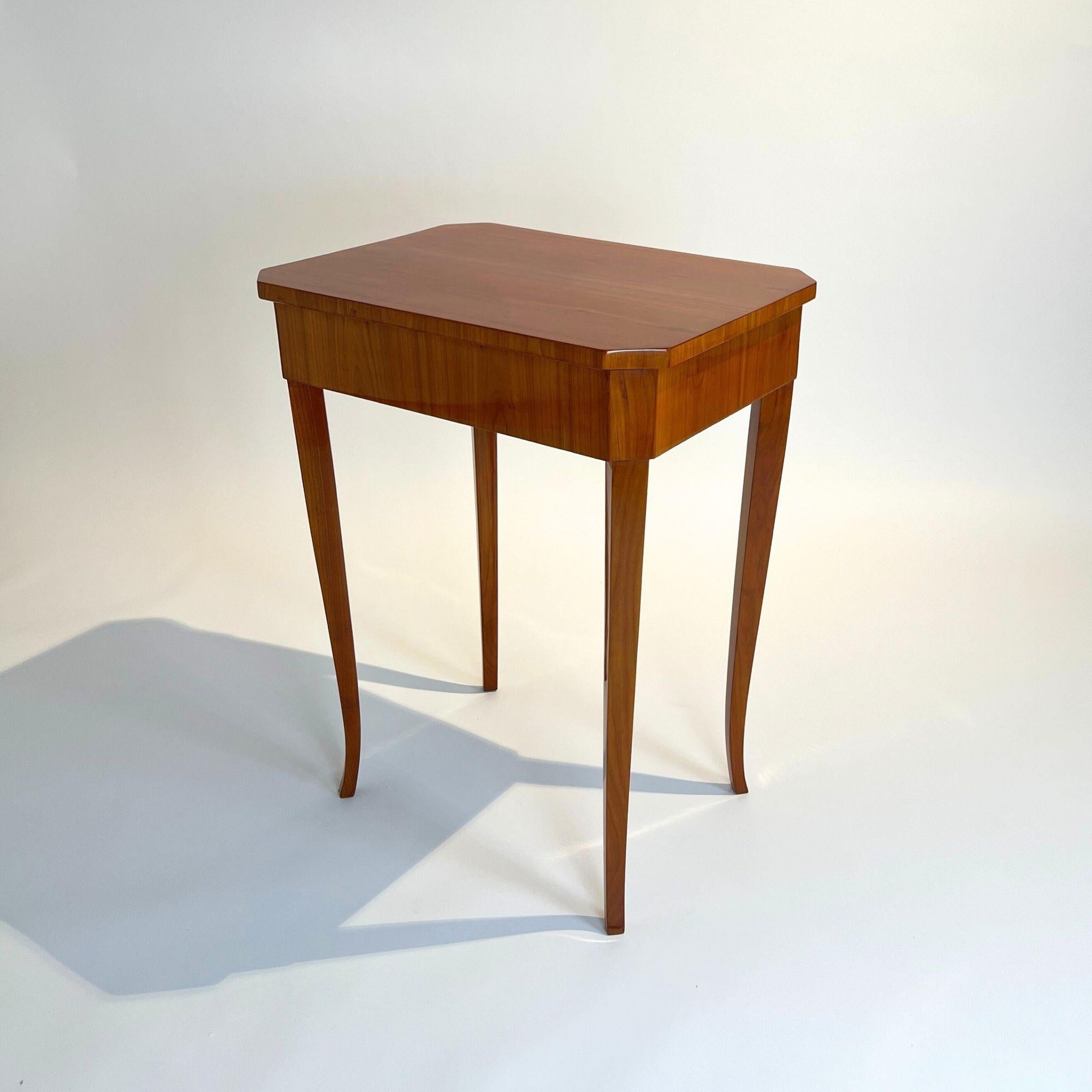 Fer Table d'appoint ou de couture Biedermeier, Wood Wood, Allemagne du Sud vers 1830 en vente