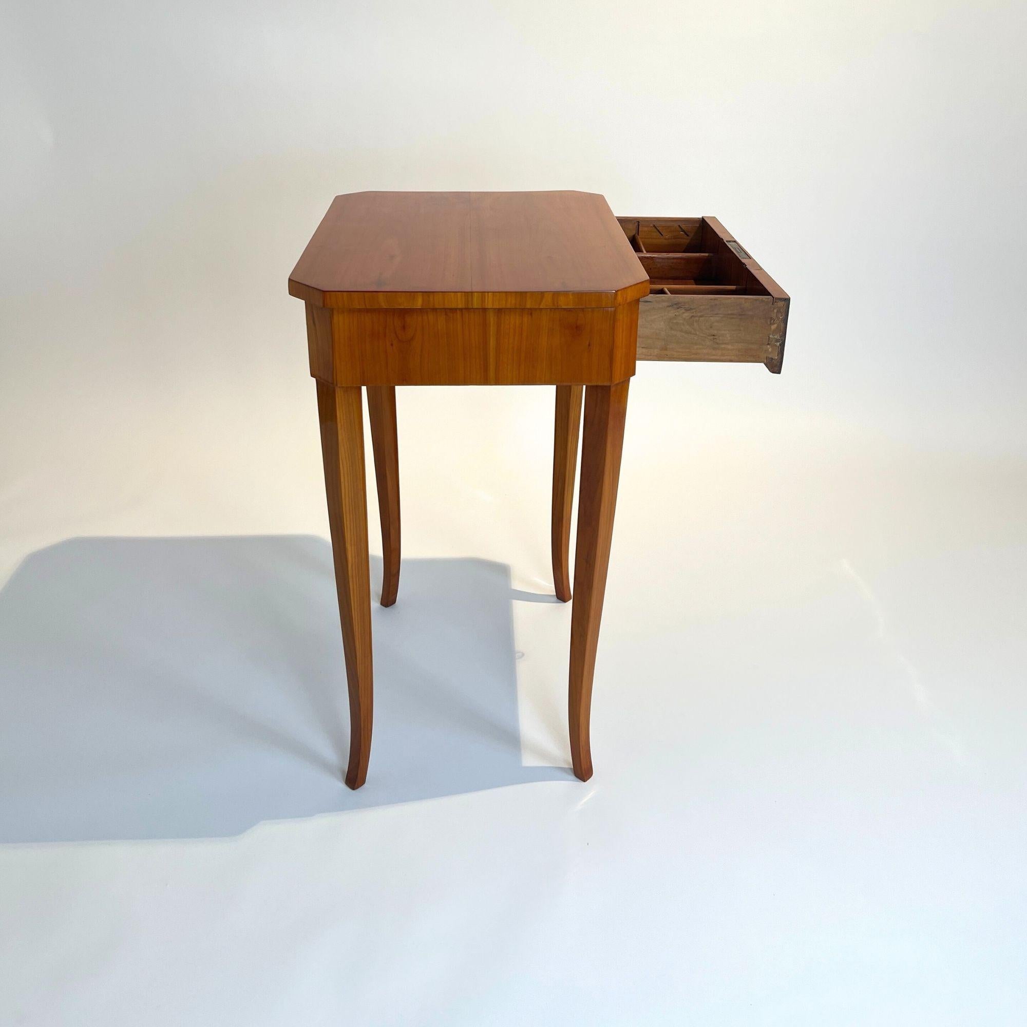 Biedermeier Side or Sewing Table, Cherry Wood, South Germany circa 1830 For Sale 3