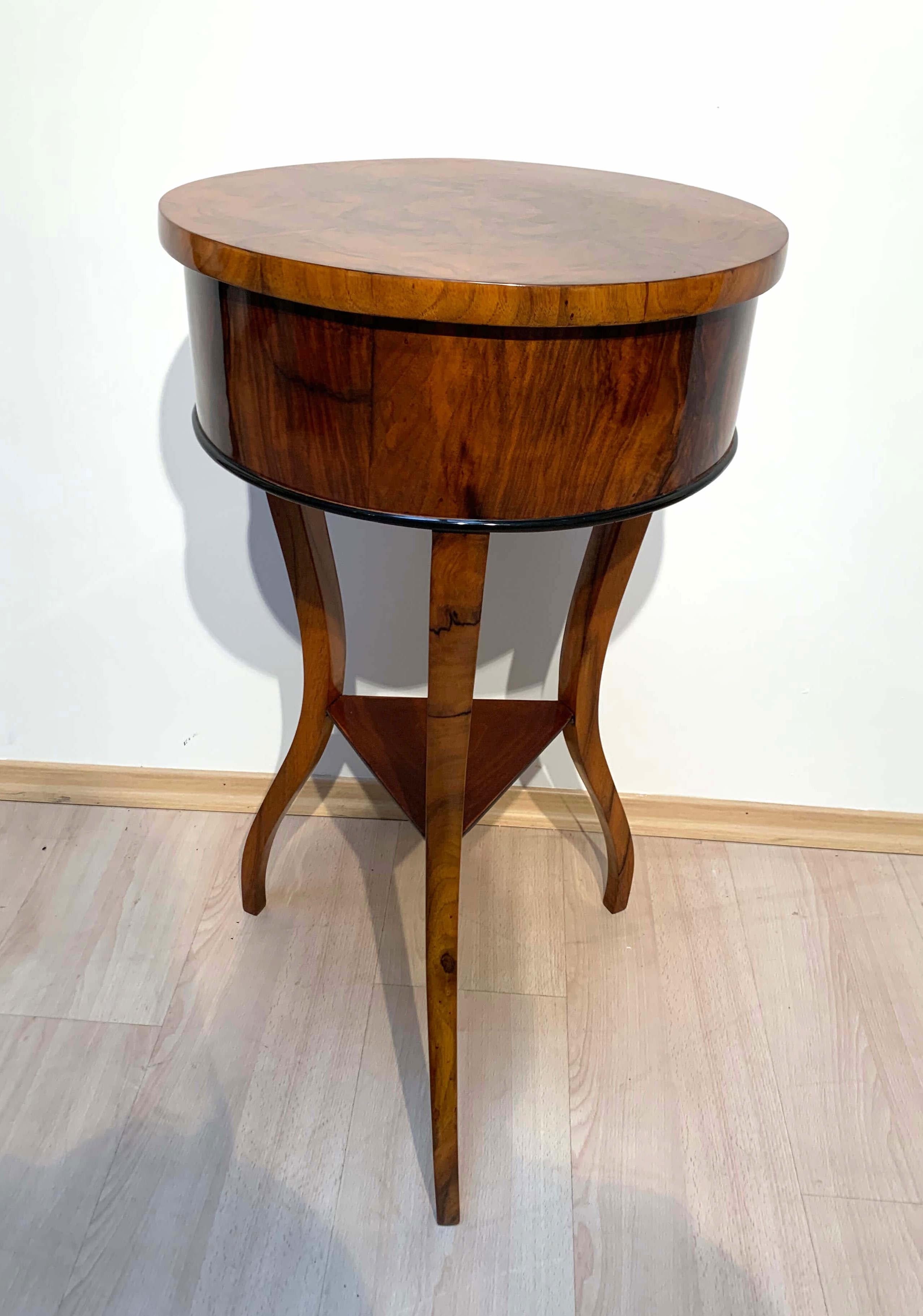 Biedermeier Side or Sewing Table, Walnut Veneer, South Germany, circa 1825 4