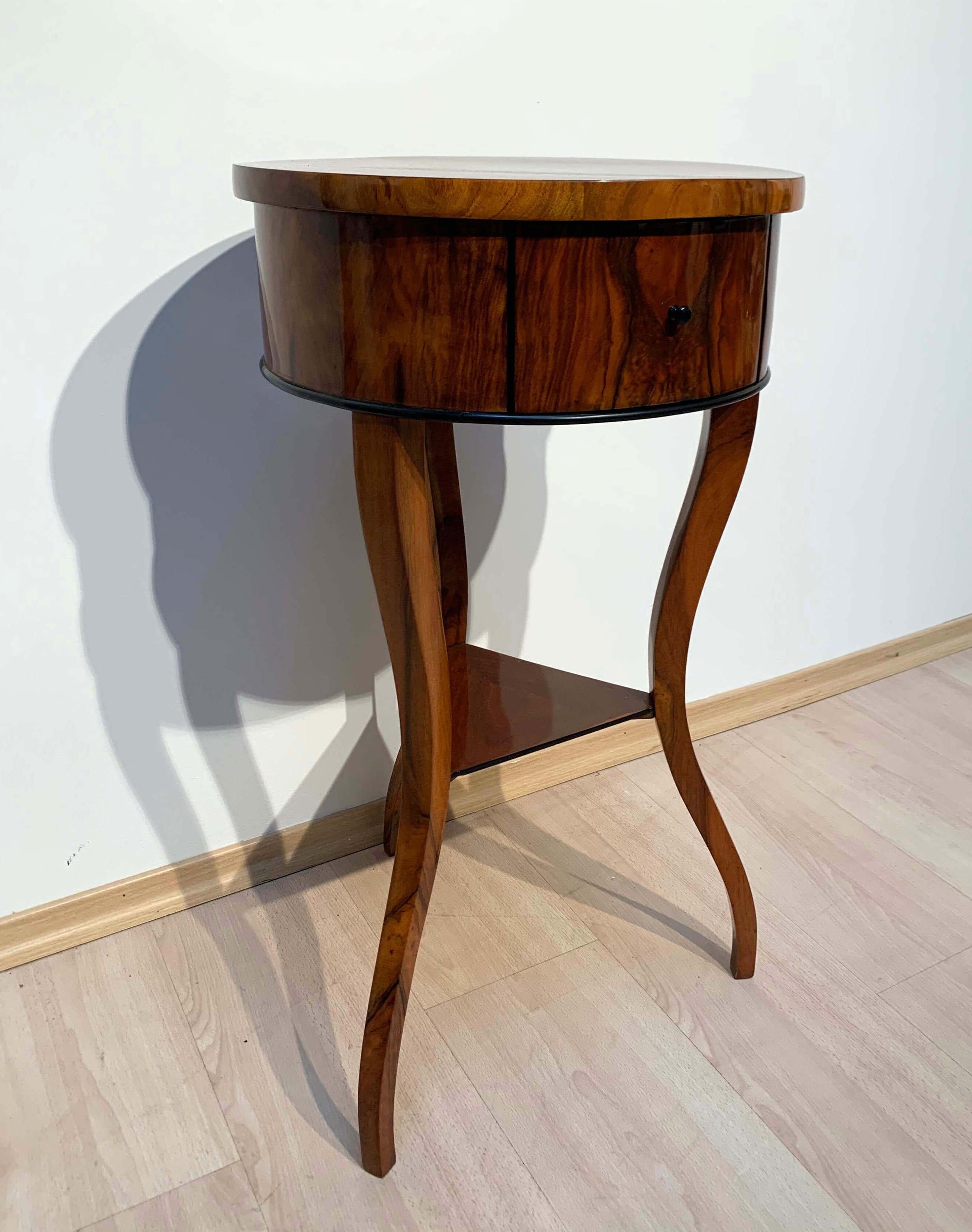 Polished Biedermeier Side or Sewing Table, Walnut Veneer, South Germany, circa 1825