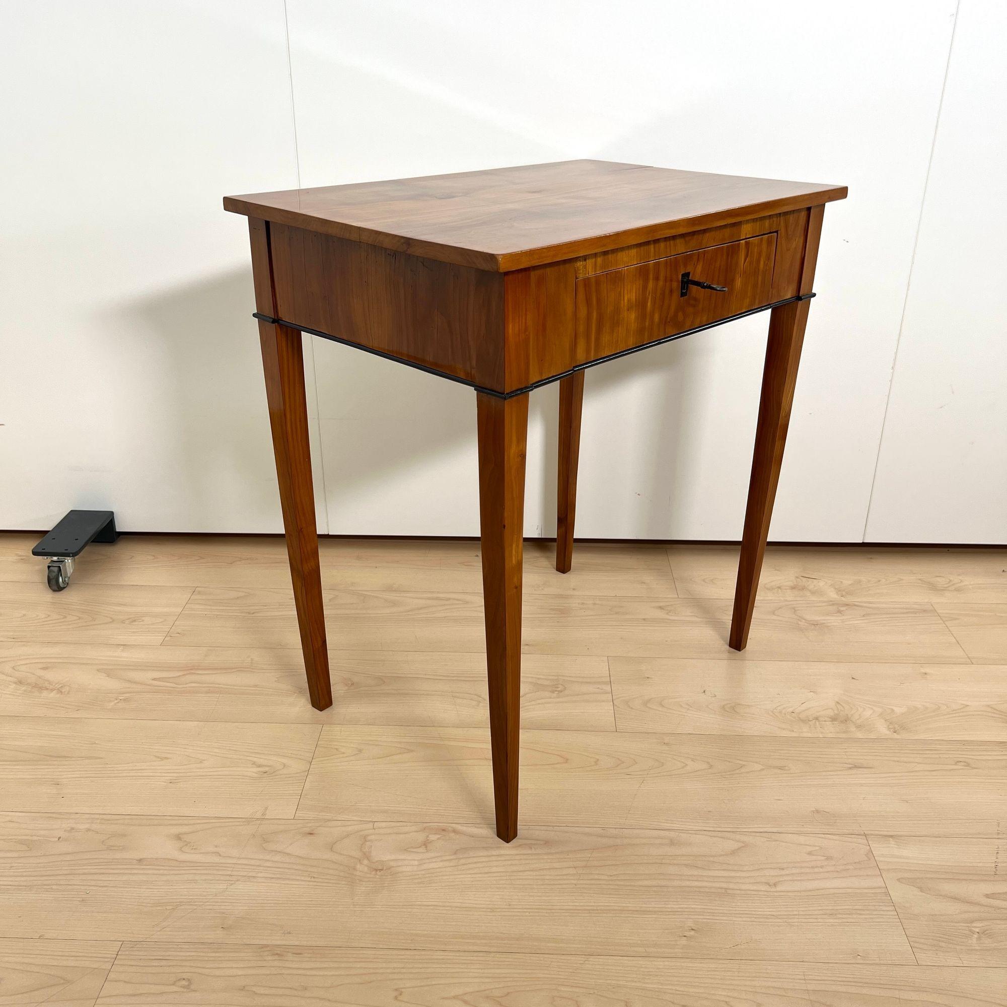Biedermeier Side Table, Cherry Wood, South Germany circa 1820 In Good Condition For Sale In Regensburg, DE