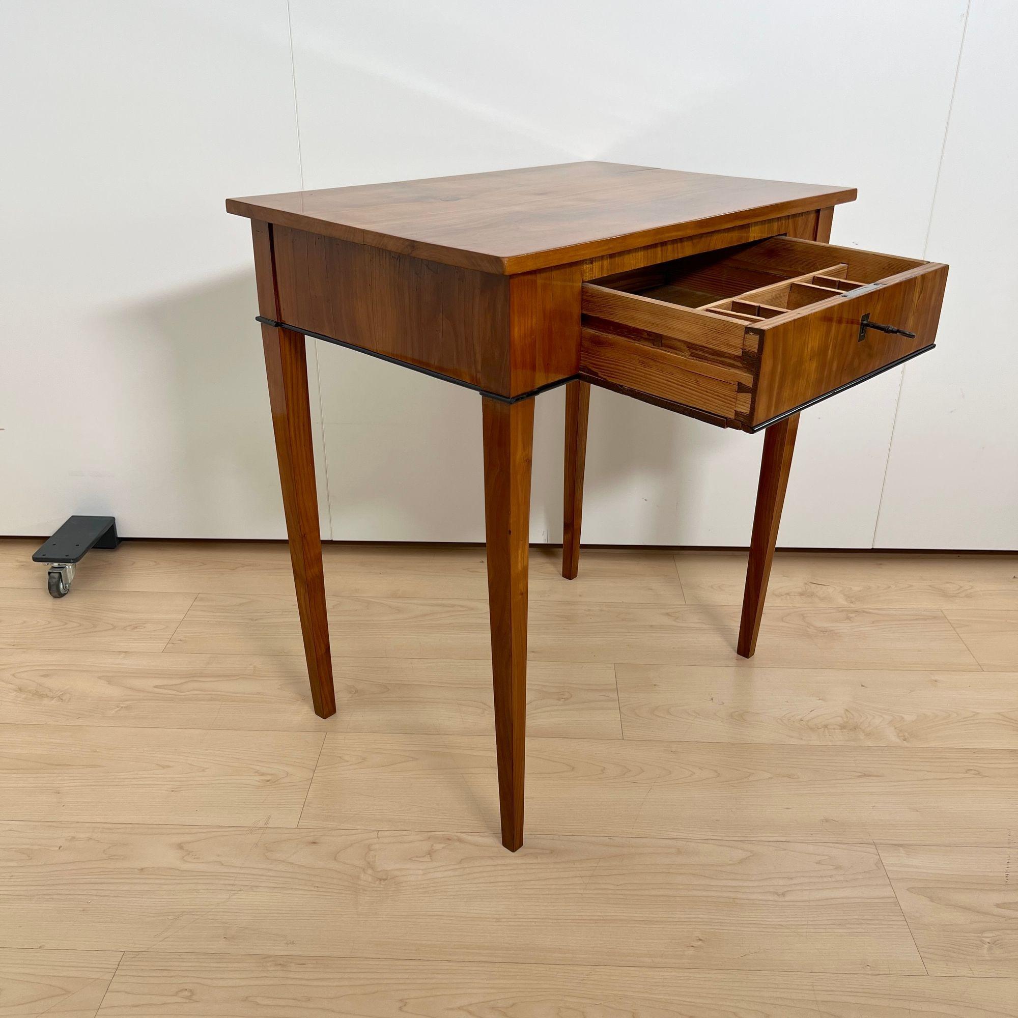 Early 19th Century Biedermeier Side Table, Cherry Wood, South Germany circa 1820 For Sale