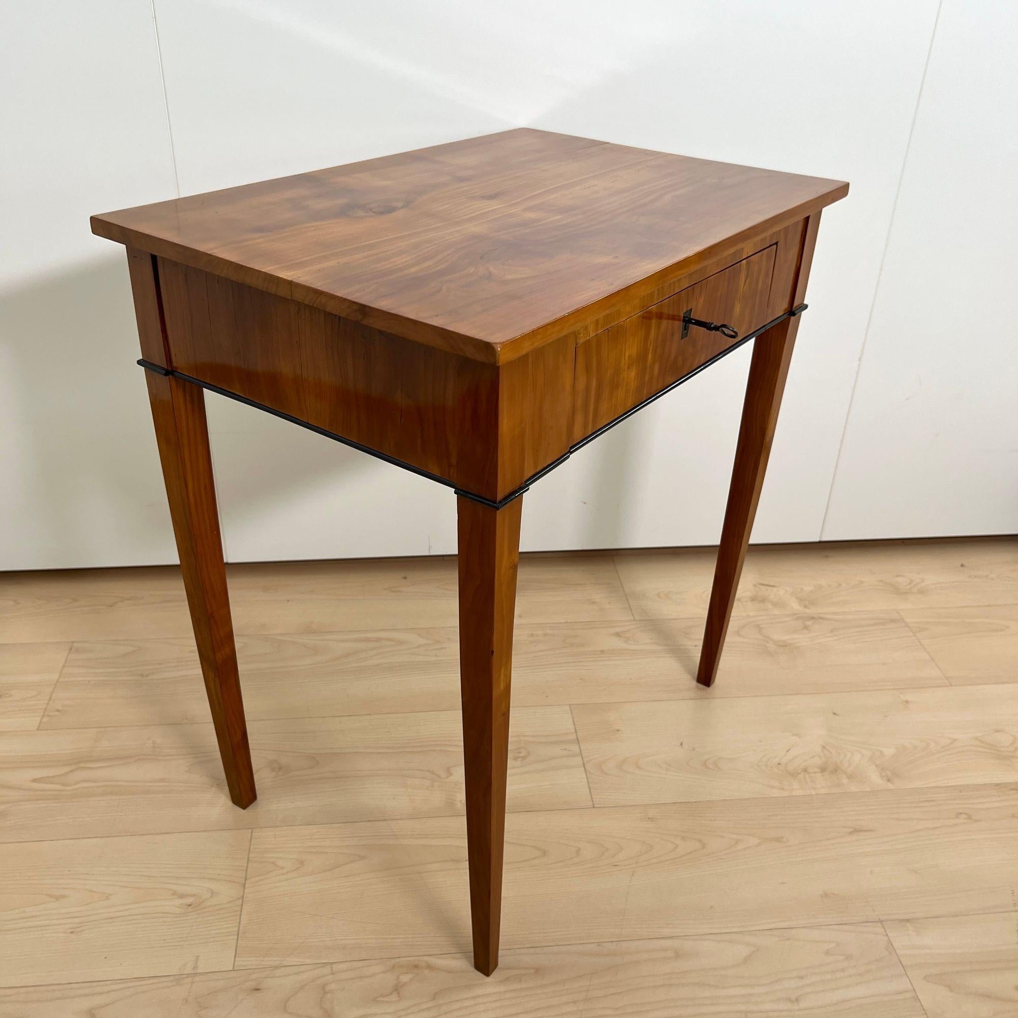 Biedermeier Side Table, Cherry Wood, South Germany circa 1820 For Sale 2