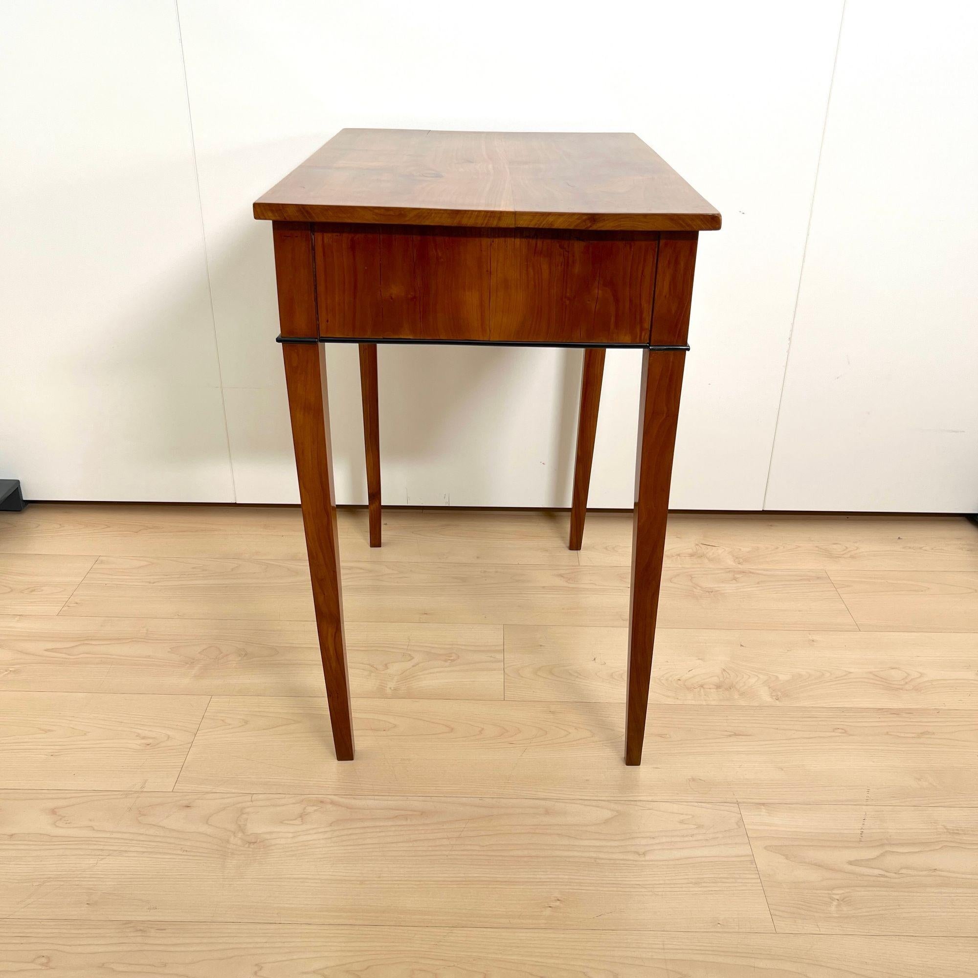 Biedermeier Side Table, Cherry Wood, South Germany circa 1820 For Sale 3