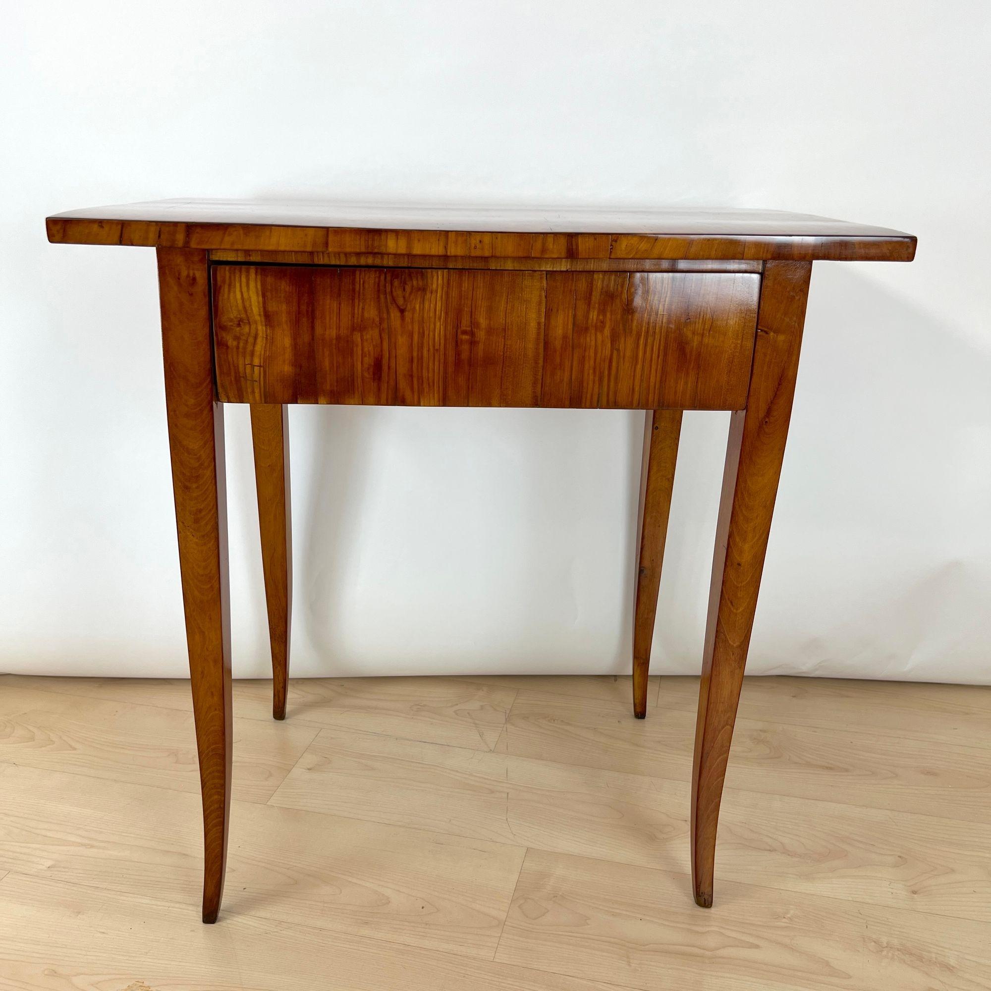Early Biedermeier side table from southern Germany around 1820.
Cherry veneered on softwood and solid cherry. Overhanging top plate. One drawer at the front.
Restored condition, shellac hand polished.

Dimensions:
H 76 cm / 29.9 in
W 73.5 cm / 28.94