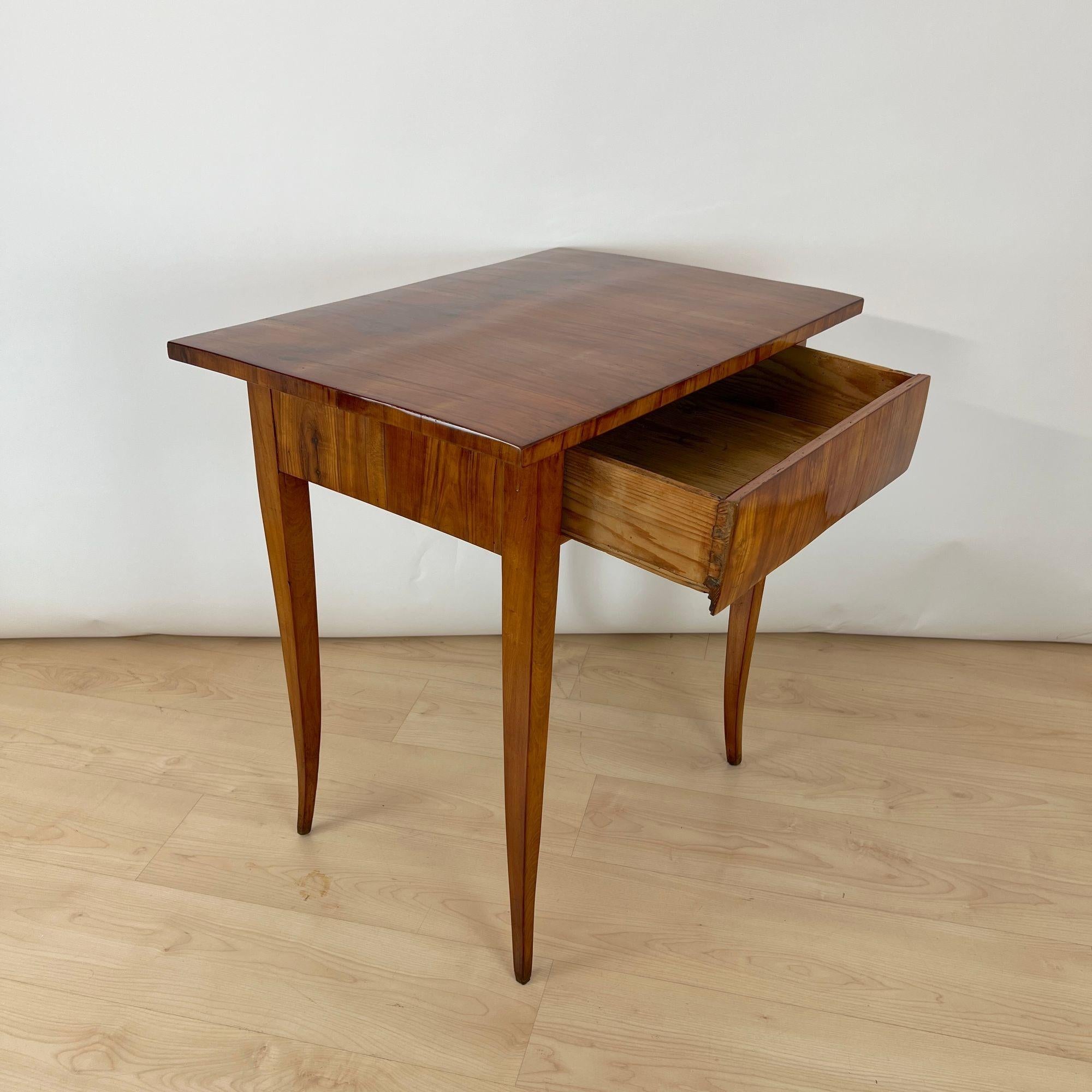 Biedermeier Side Table, Cherrywood, South Germany circa 1820 In Good Condition For Sale In Regensburg, DE