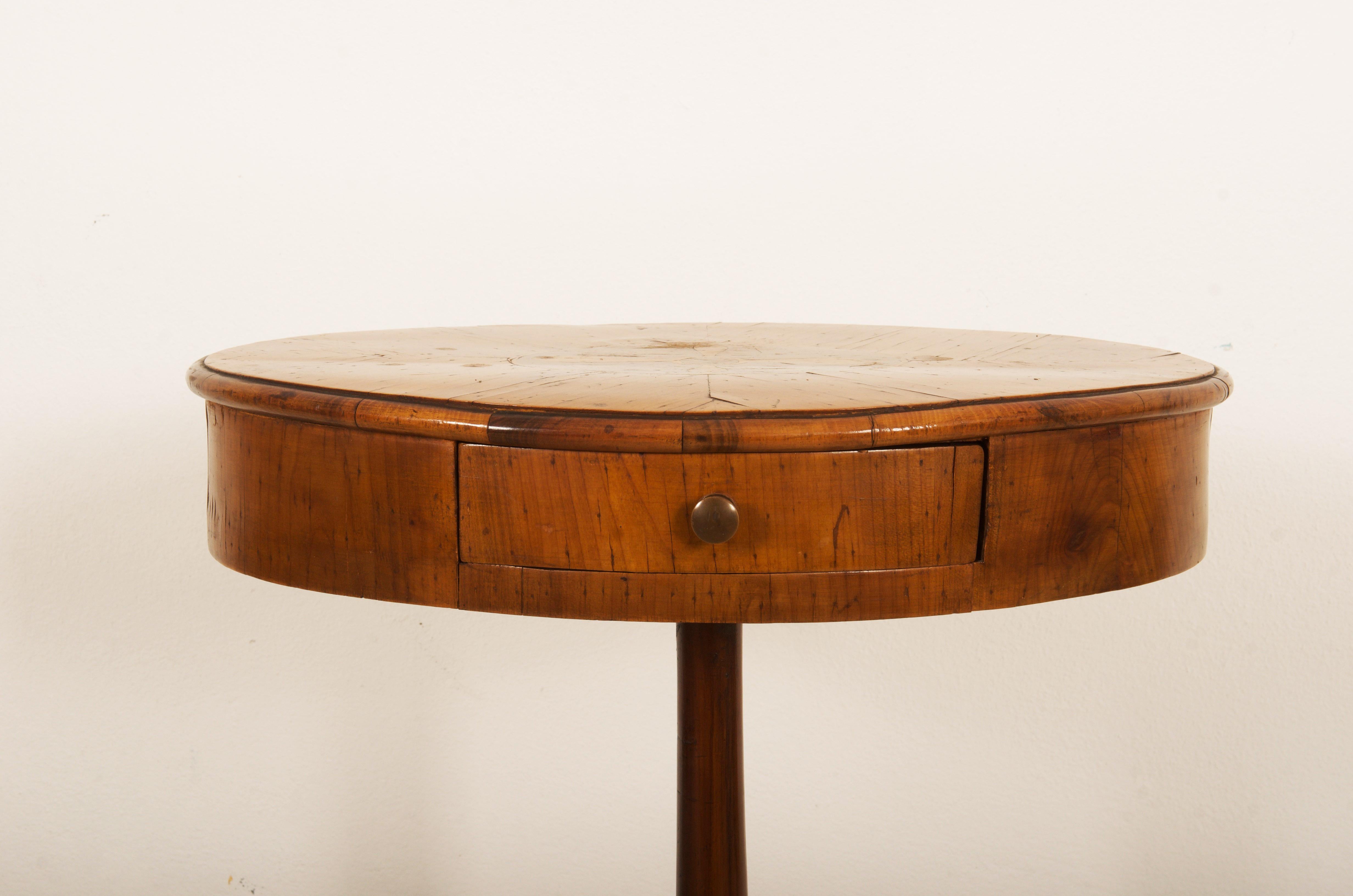 Milieu du XIXe siècle Table d'appoint Biedermeier en vente