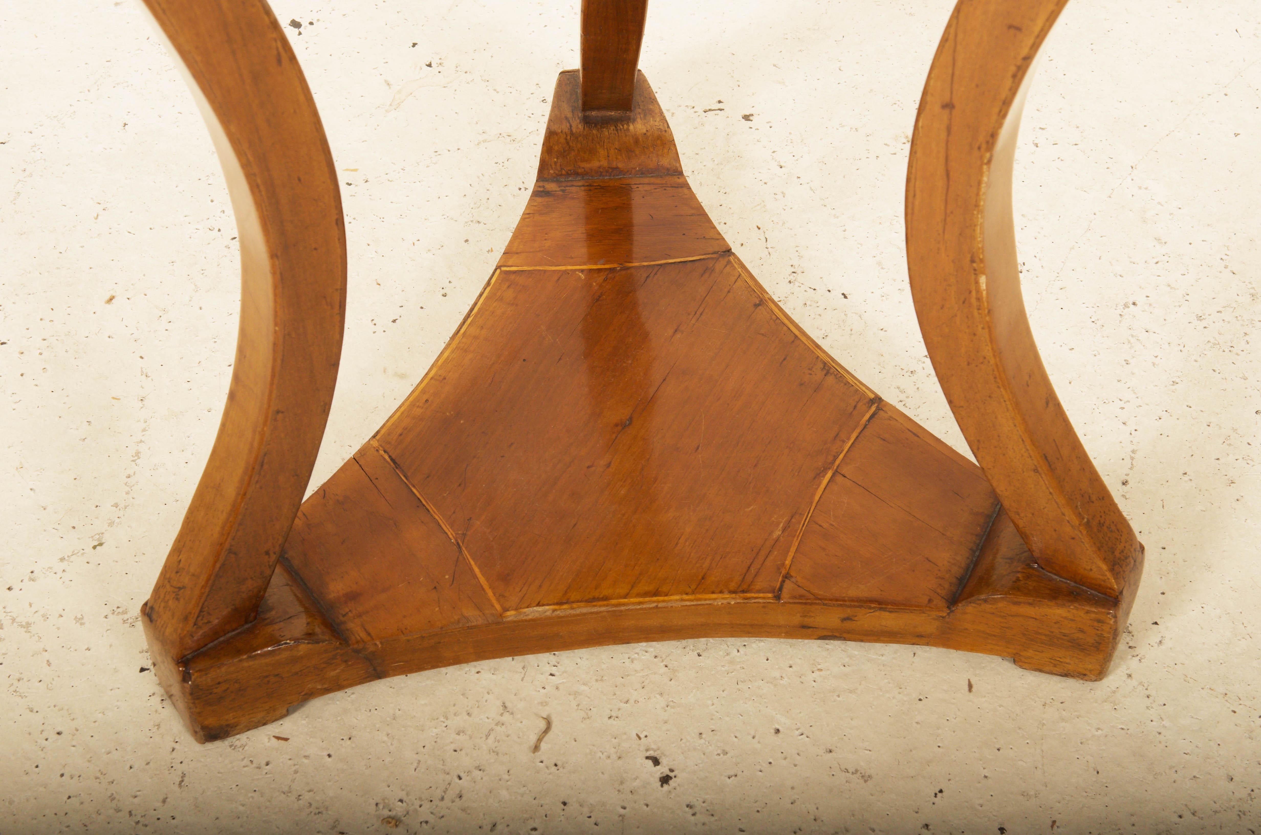 Biedermeier Beistelltisch (Mittleres 19. Jahrhundert) im Angebot