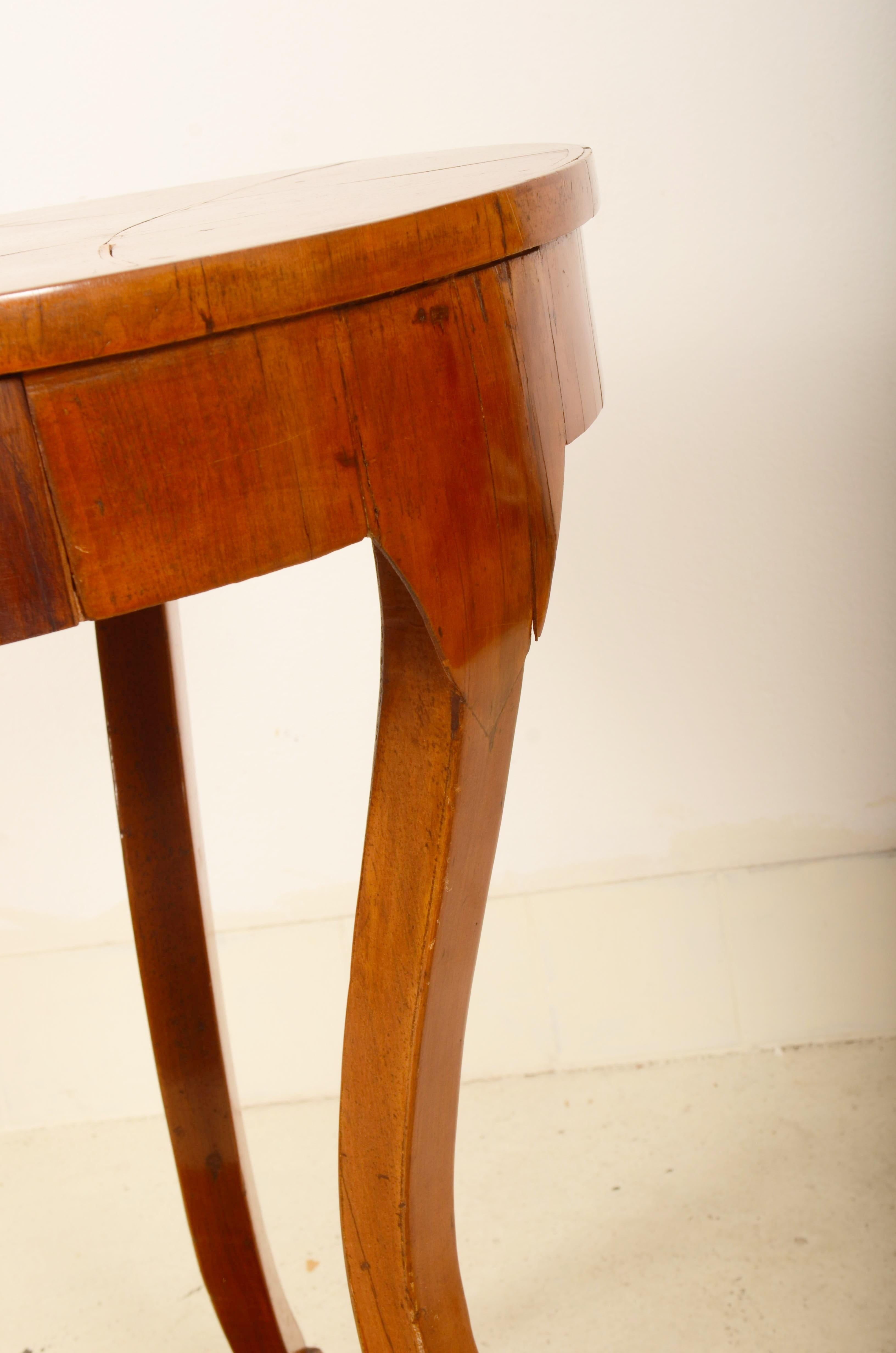 Biedermeier Beistelltisch (Walnuss) im Angebot