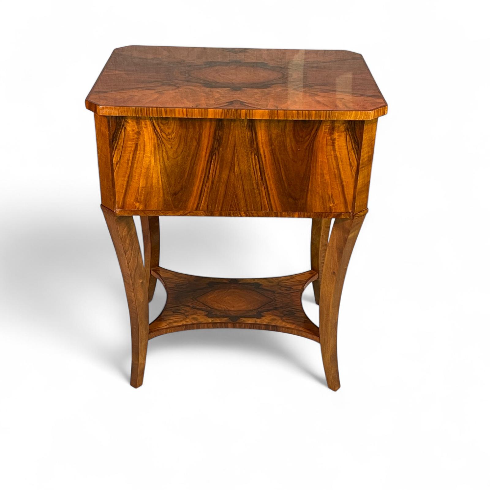Squisito tavolo da cucito o tavolino Biedermeier - Germania meridionale, circa 1820
Questo elegante tavolino da salotto Biedermeier è stato realizzato nella Germania meridionale intorno al 1820 e mostra la raffinata semplicità e l'eccezionale