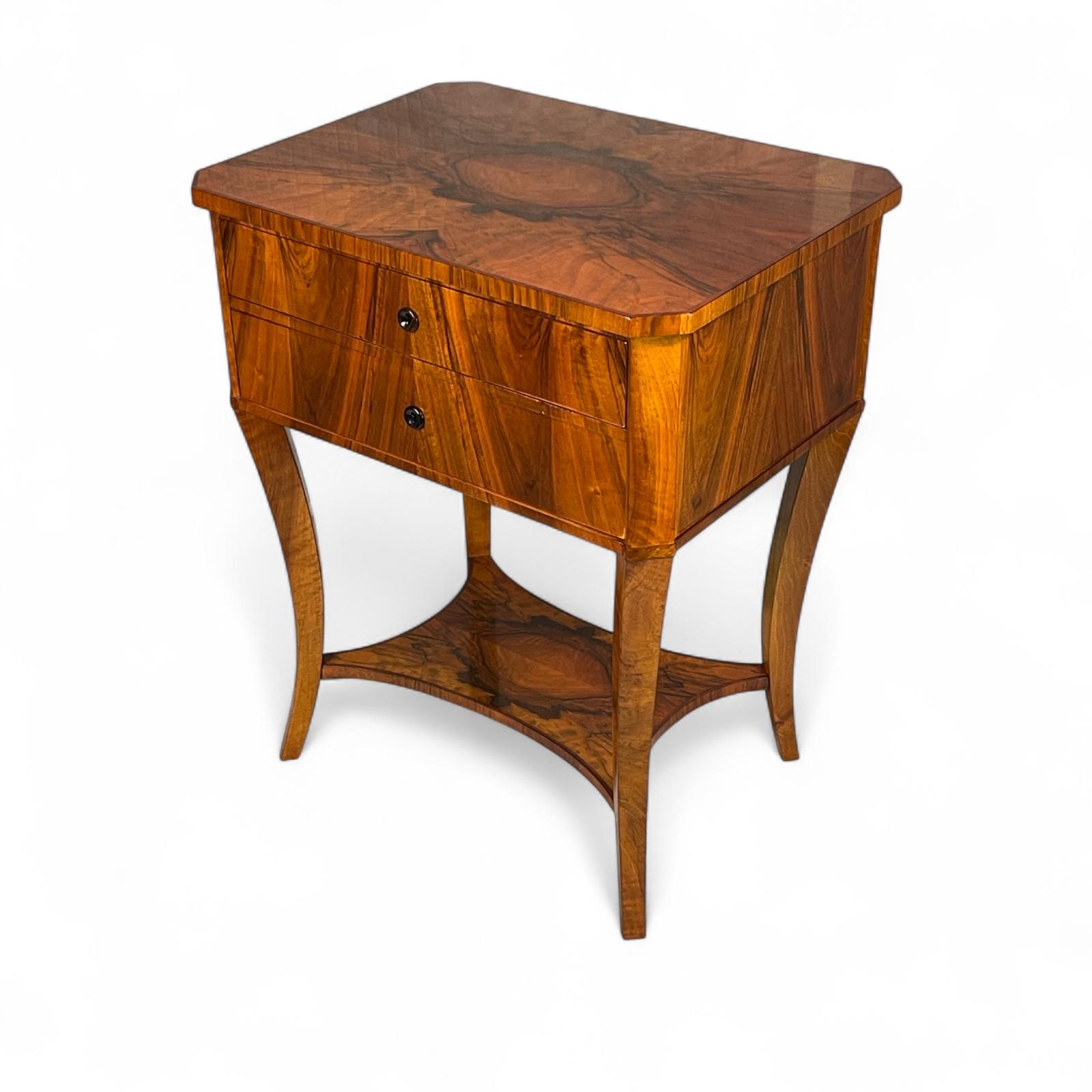 Impiallacciato Tavolino Biedermeier o tavolo da cucito, 1820 in vendita