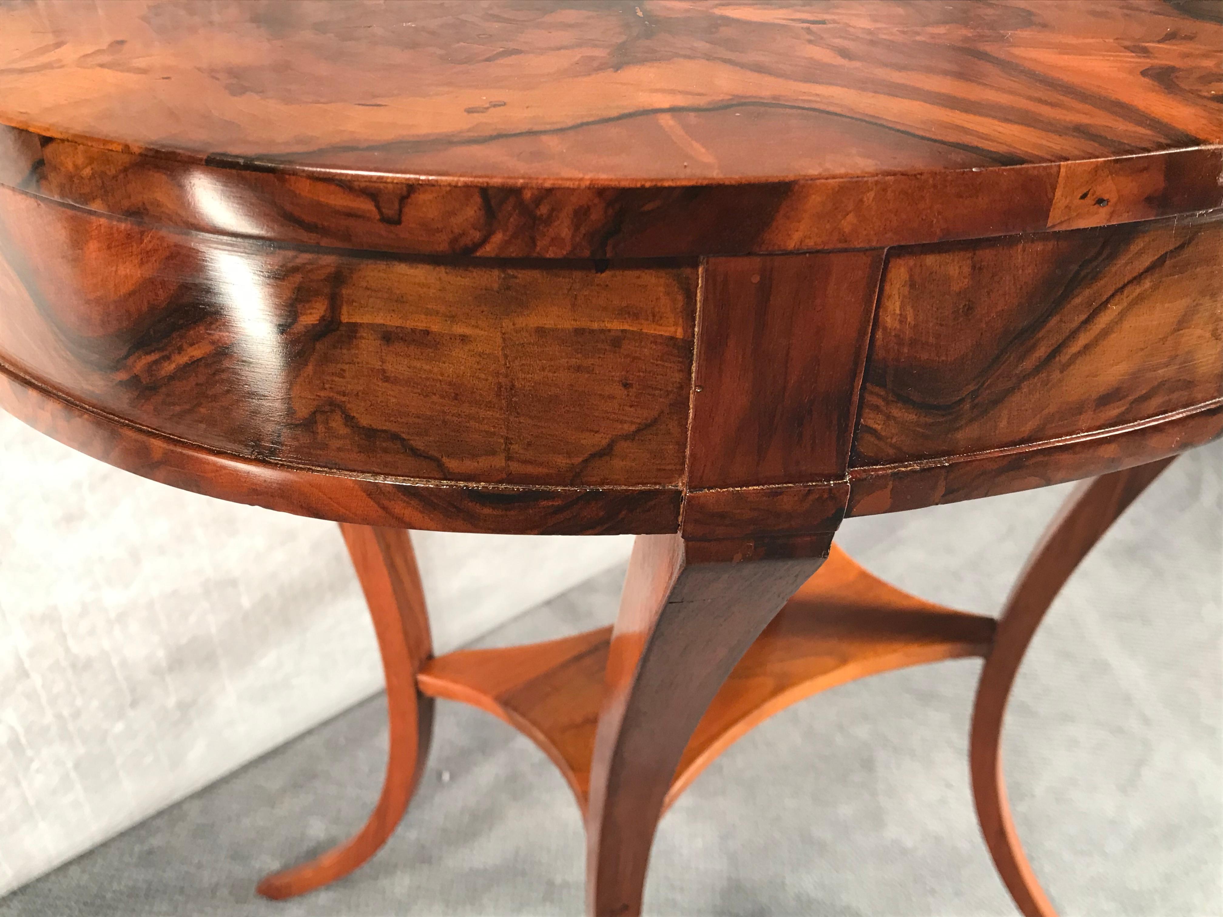 Biedermeier side table, South Germany, 1820.
This oval shaped side table has a beautiful walnut veneer on top and sides.
The table stands on four slender bowlegs and has one smaller shelf in the middle.
The side table has one central drawer. The