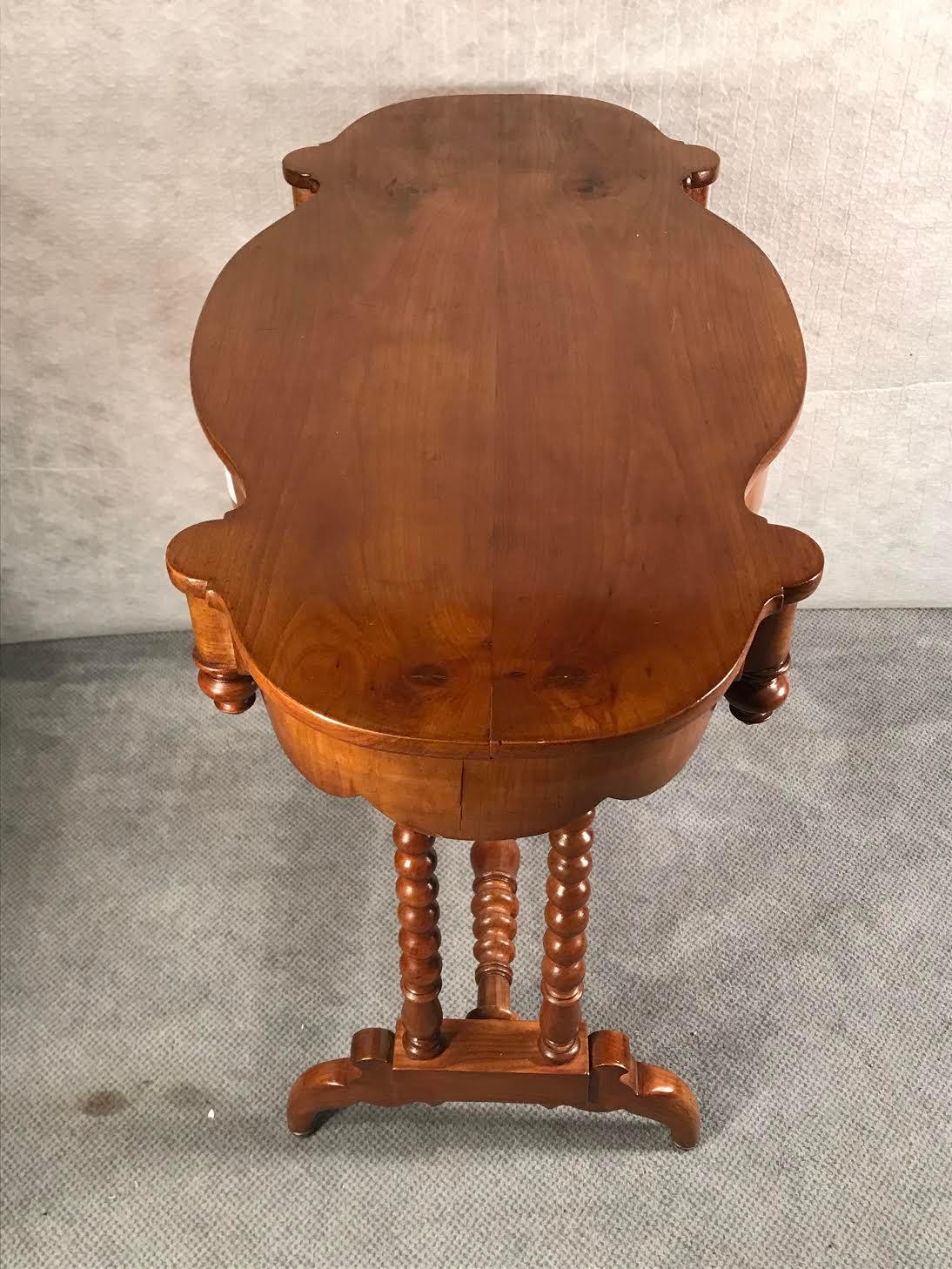 Biedermeier side table, southern Germany, 1830-40 
This very unusual biedermeier side table dates back to around 1830. It comes from Southern Germany or Austria. 
The beautifully curved table top and apron are decorated with cherry veneer. The