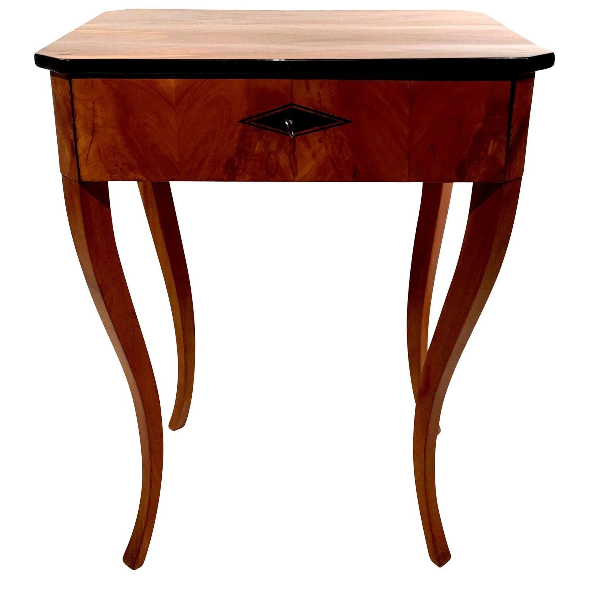 Biedermeier side table with drawer, cherry veneer, South Germany, circa 1830

Wonderful cherry veneer and solid wood. Hand-polished with shellac (French Polish)
Elegantly curved square tapered legs. One-drawer with Ink painted / ebonized hash.