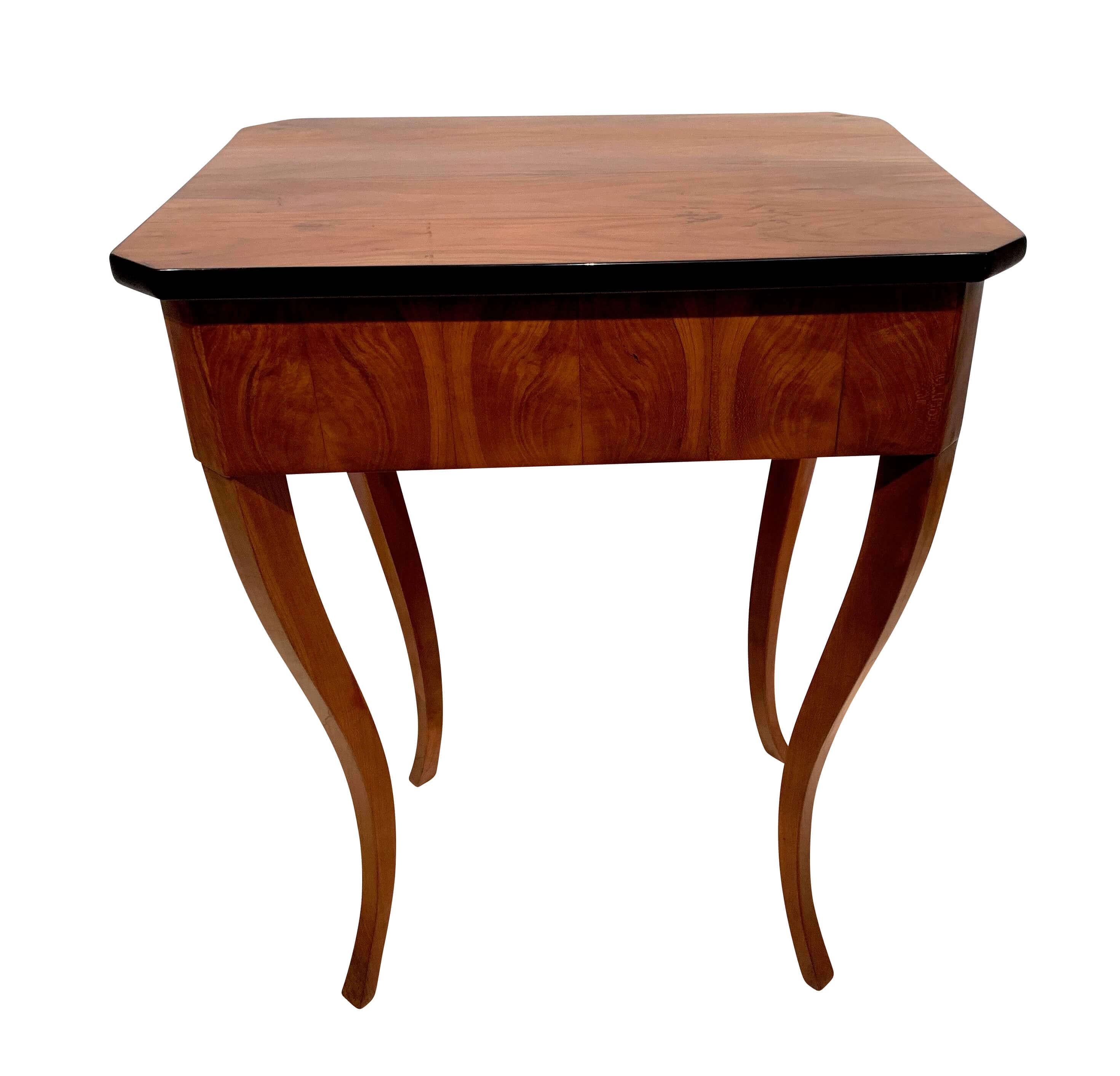 Biedermeier Side Table with Drawer, Cherry Veneer, South Germany, circa 1830 In Good Condition In Regensburg, DE