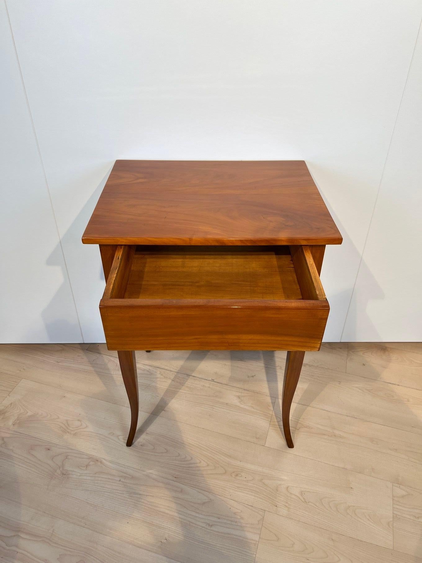 Biedermeier Side Table with Drawer, Cherry Wood, South Germany circa 1825 In Good Condition For Sale In Regensburg, DE