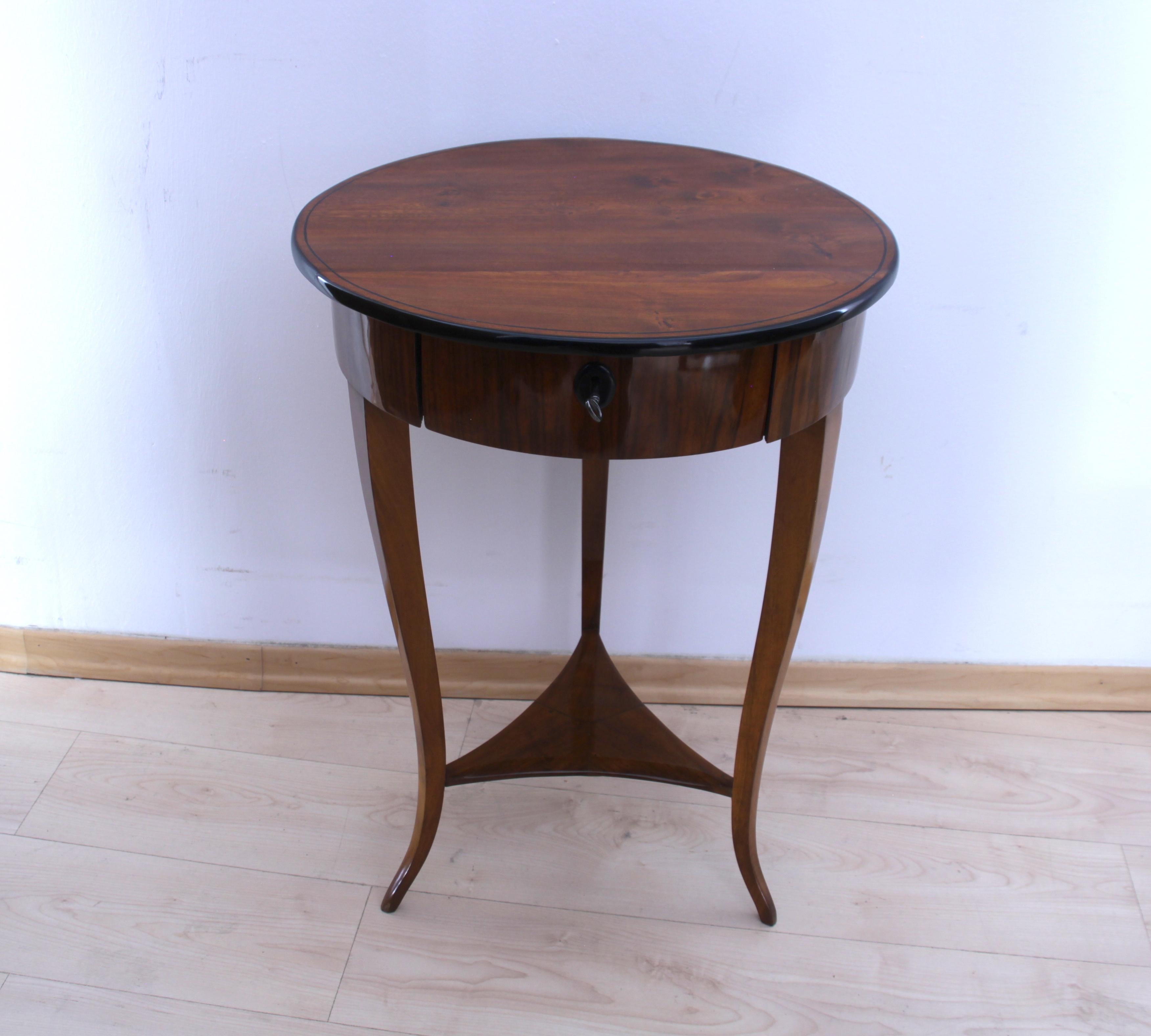 Biedermeier Side Table with Drawer, Walnut, South Germany, circa 1825 In Good Condition In Regensburg, DE