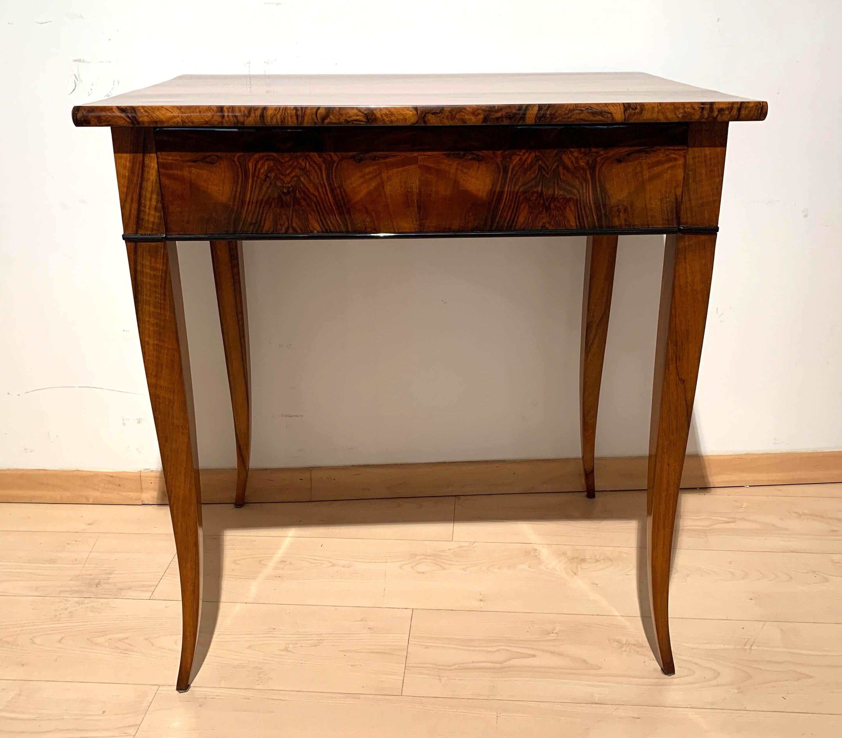 Biedermeier Side Table with Drawer, Walnut Veneer, South Germany, circa 1820 5