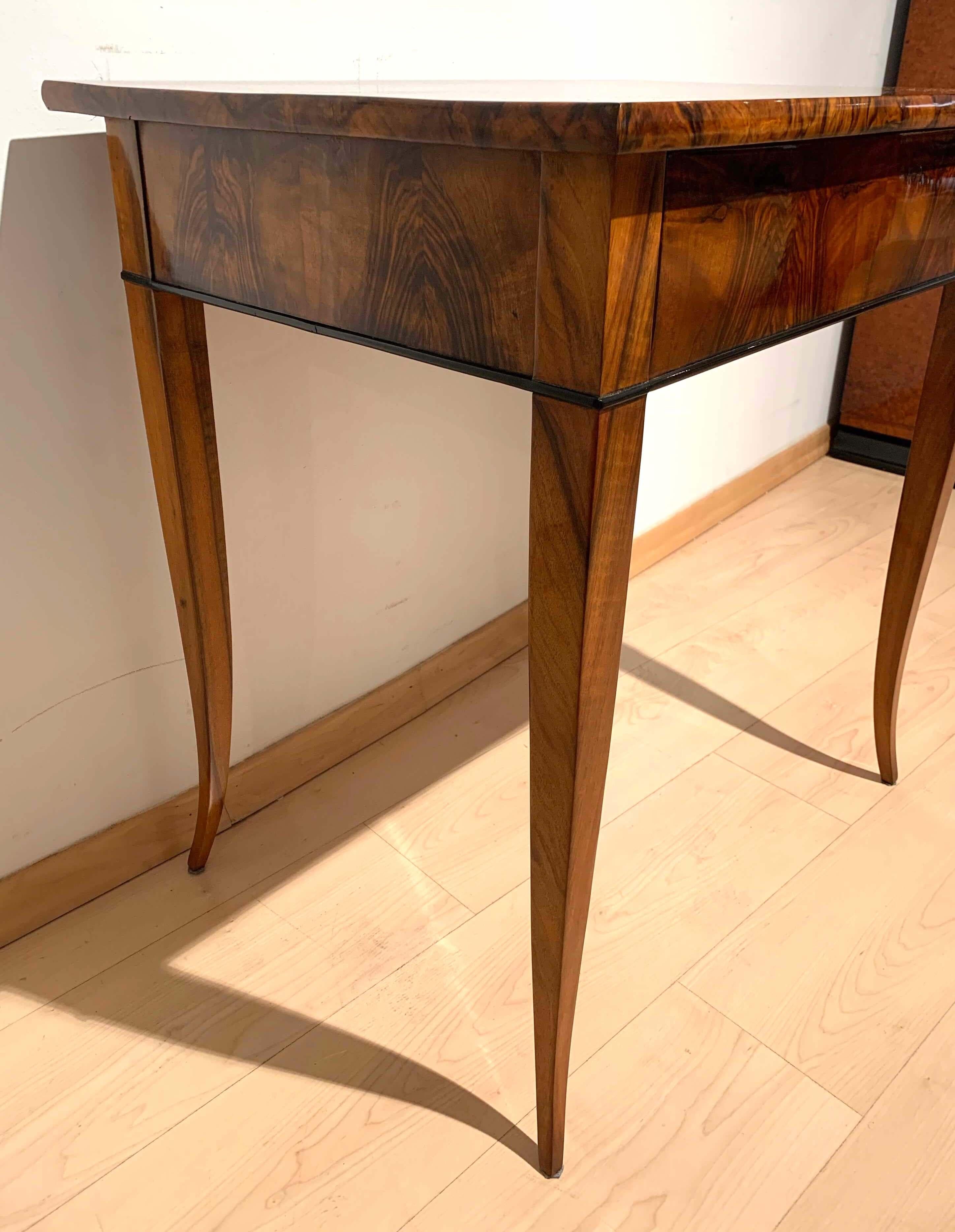 Early 19th Century Biedermeier Side Table with Drawer, Walnut Veneer, South Germany, circa 1820