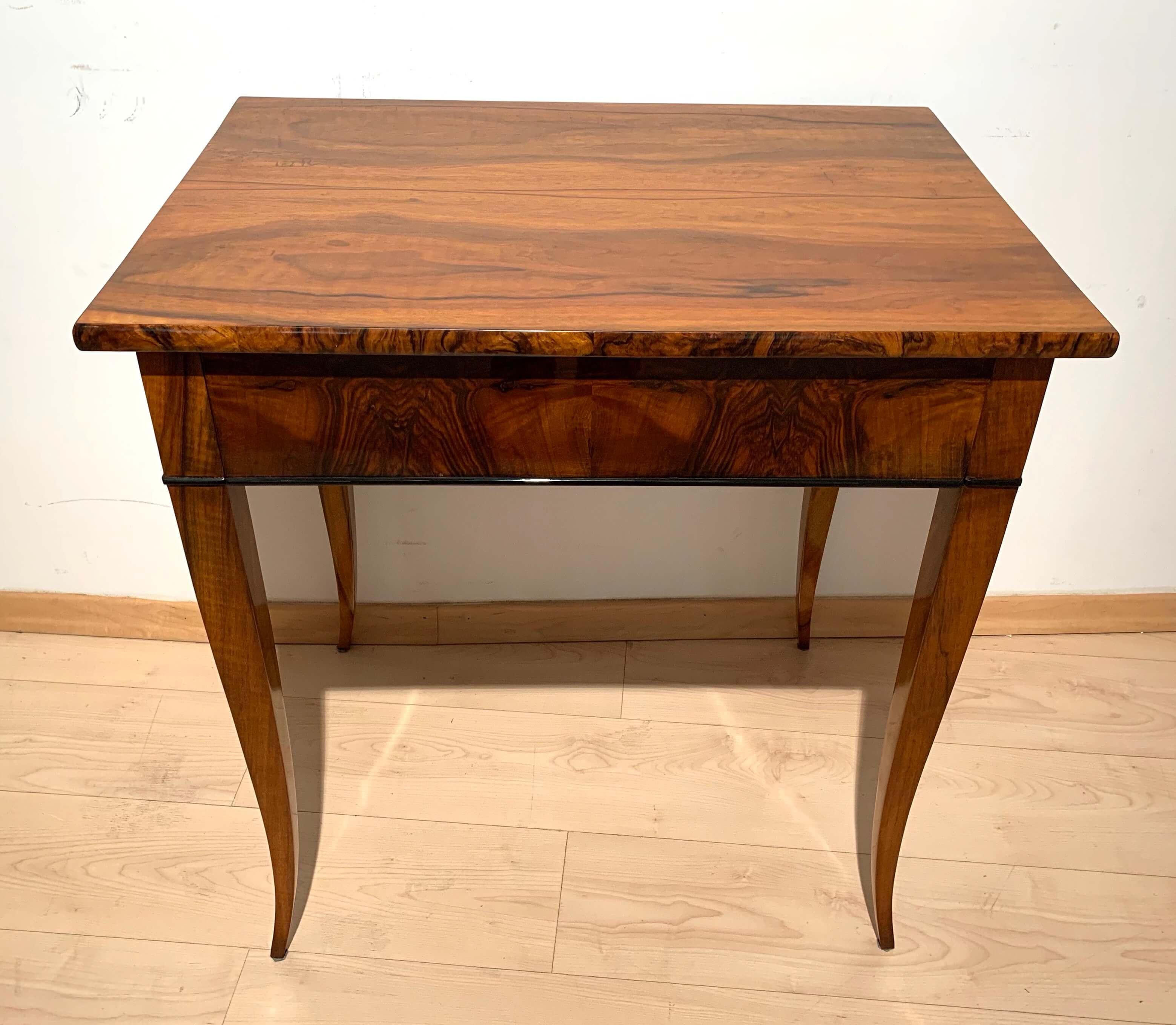 Biedermeier Side Table with Drawer, Walnut Veneer, South Germany, circa 1820 4