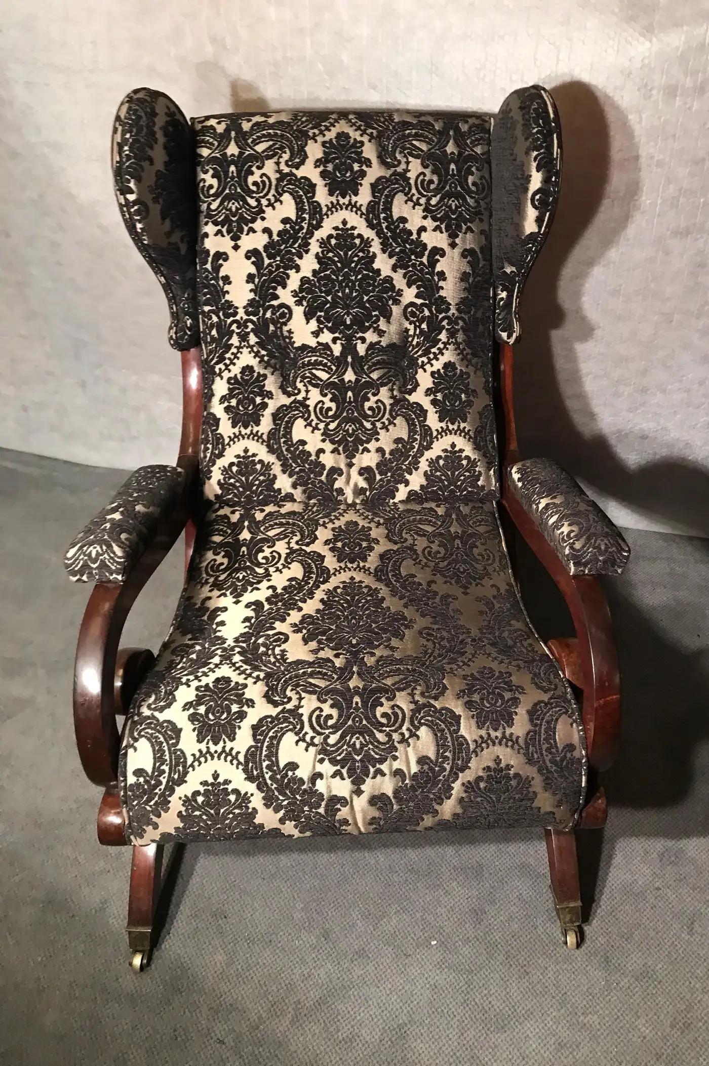 Cette exquise chaise Biedermeier à dossier droit, datant de 1825-1830, est attribuée à l'architecte et designer estimé Karl Friedrich Schinkel. Originaire de Berlin, cette chaise illustre l'élégante simplicité et la fonctionnalité de la période