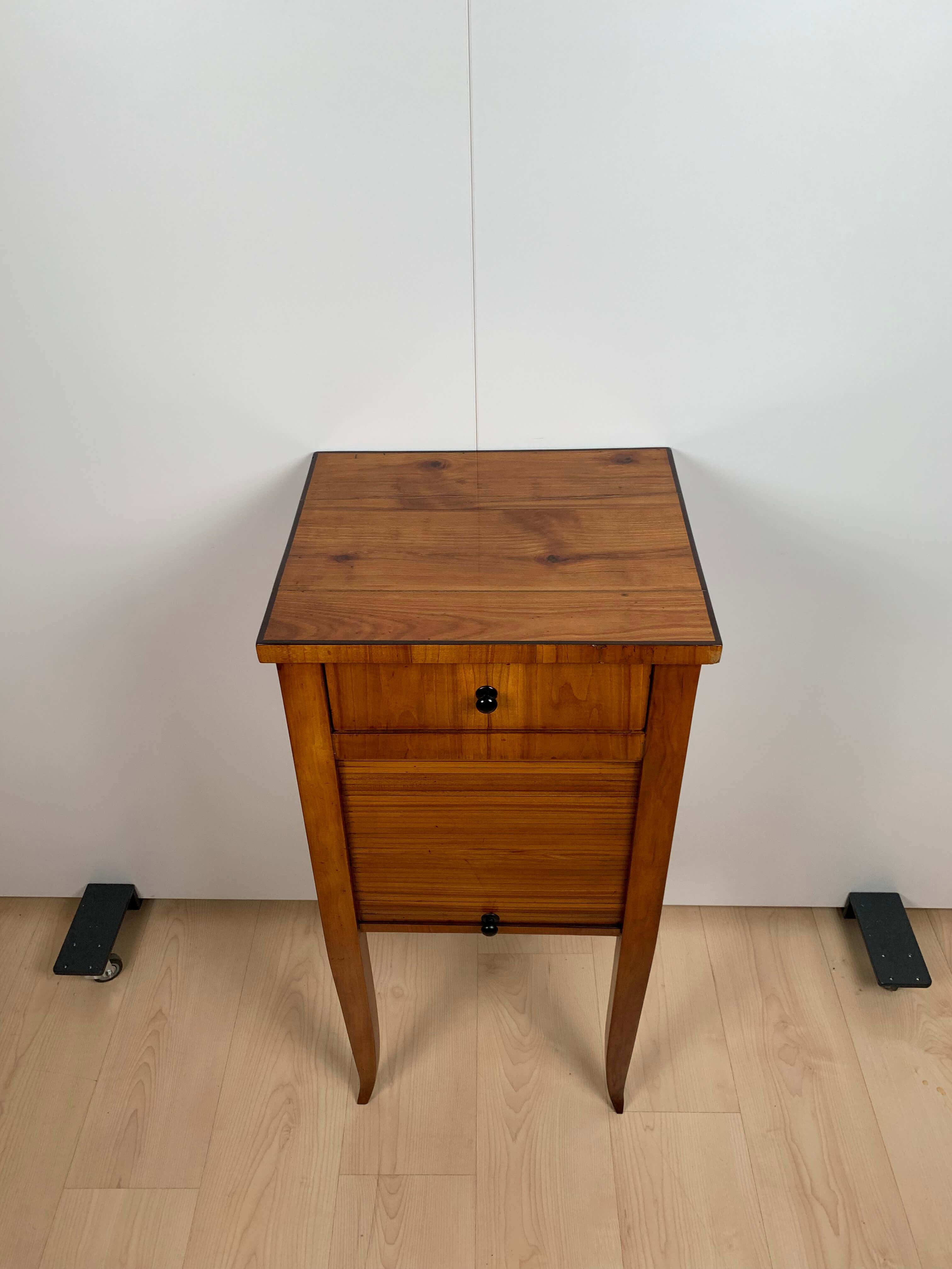 Inlay Biedermeier Small Furniture/Nightstand, Cherry Veneer, South Germany circa 1820