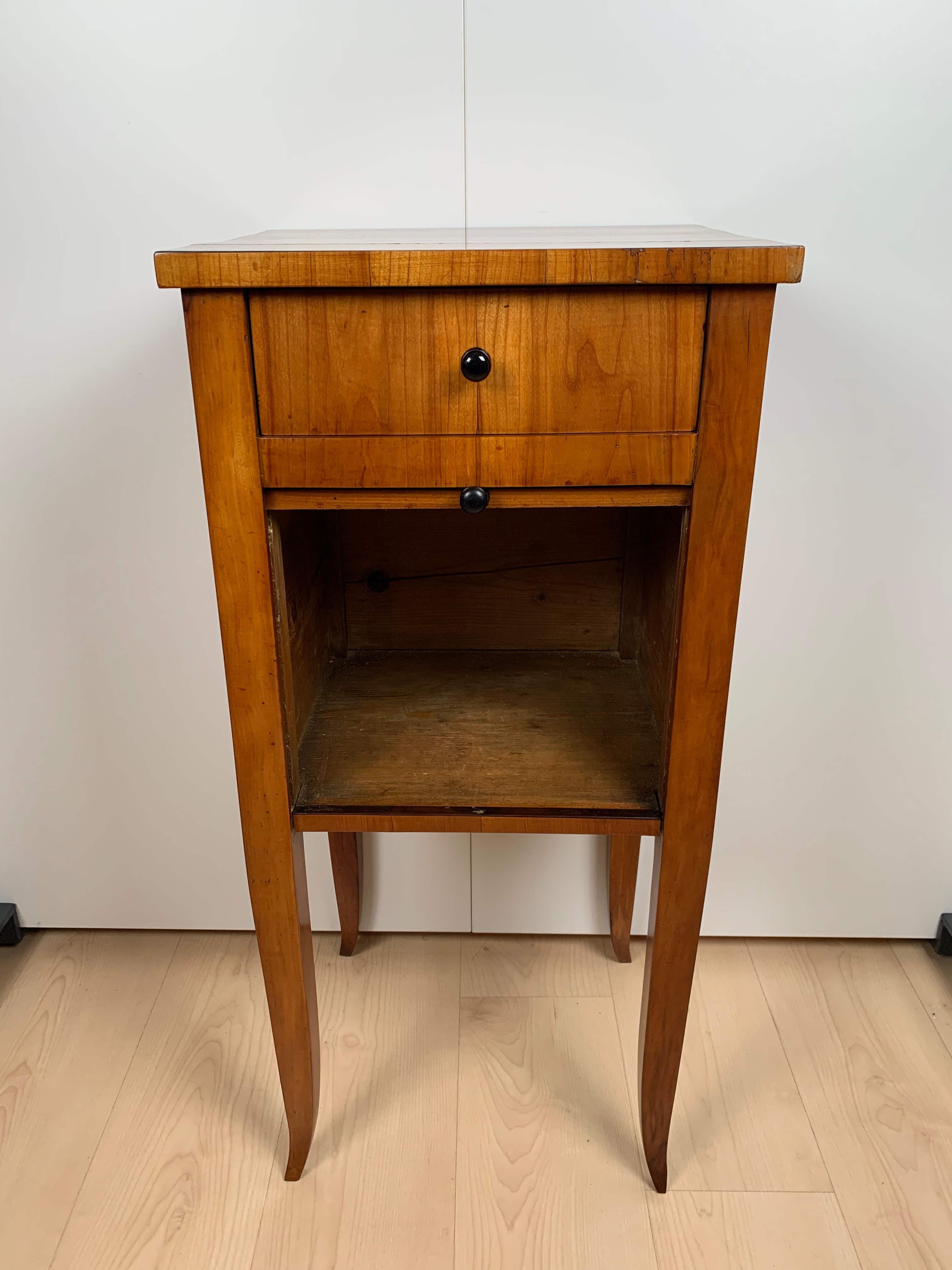 Biedermeier Small Furniture/Nightstand, Cherry Veneer, South Germany circa 1820 In Good Condition In Regensburg, DE