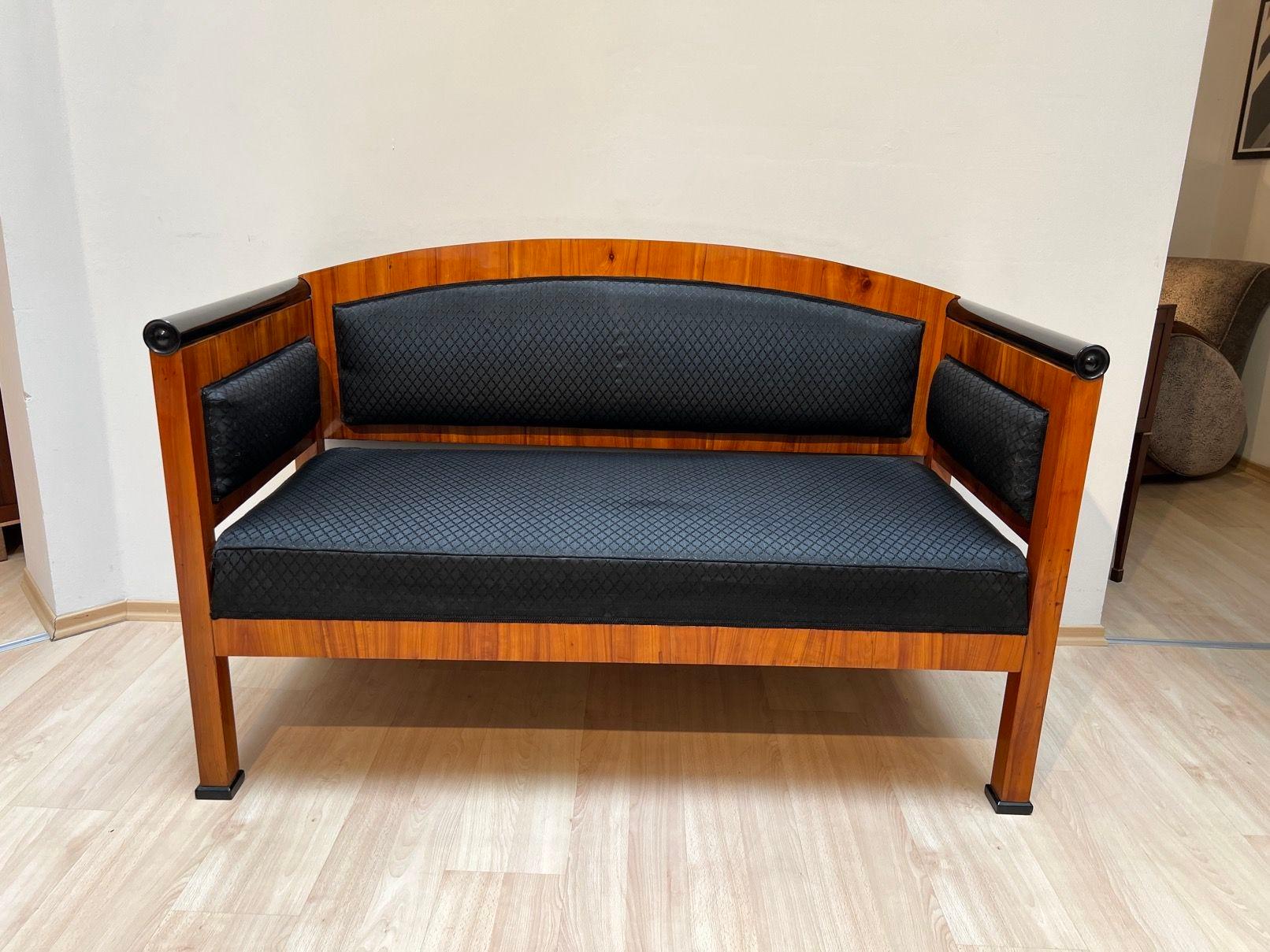 Beautiful straightened neoclassical Biedermeier Sofa or Bench from South Germany about 1830.
Cherry veneered and solid. Solid „Stollen“ feet. Ebonized round bars on the armrests. Black horsehair upholstery fabric.
Very good seating comfort. Restored