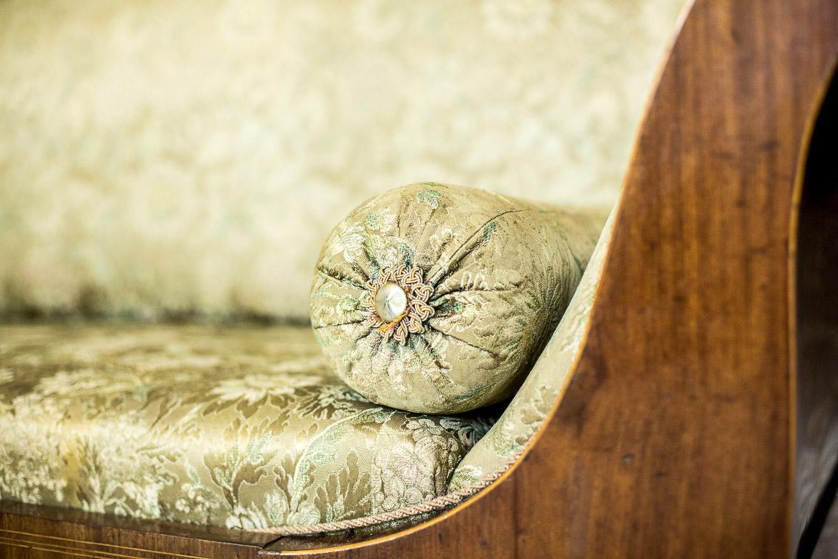 Antike Groß  Biedermeier-Sofa in Grün mit Messingdetails, um 1860 (Poliert) im Angebot