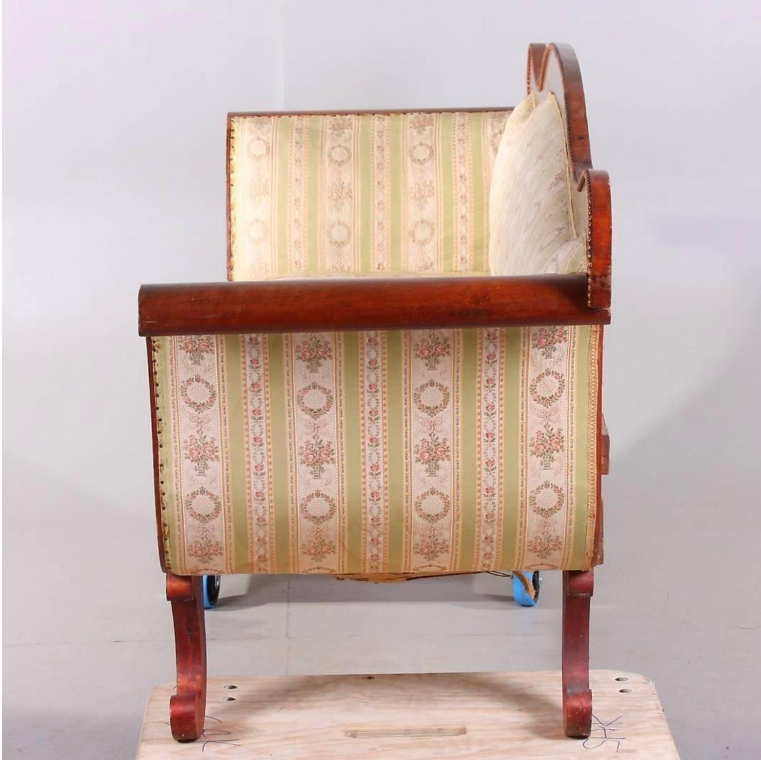 Antiguo sofá Biedermeier Imperio sueco de chapas de madera acolchadas de primera calidad en un rico y profundo acabado pulido a la francesa. 

Bonitas patas, brazos y respaldo curvados, con asiento totalmente amortiguado y respaldo palmeado. Es una