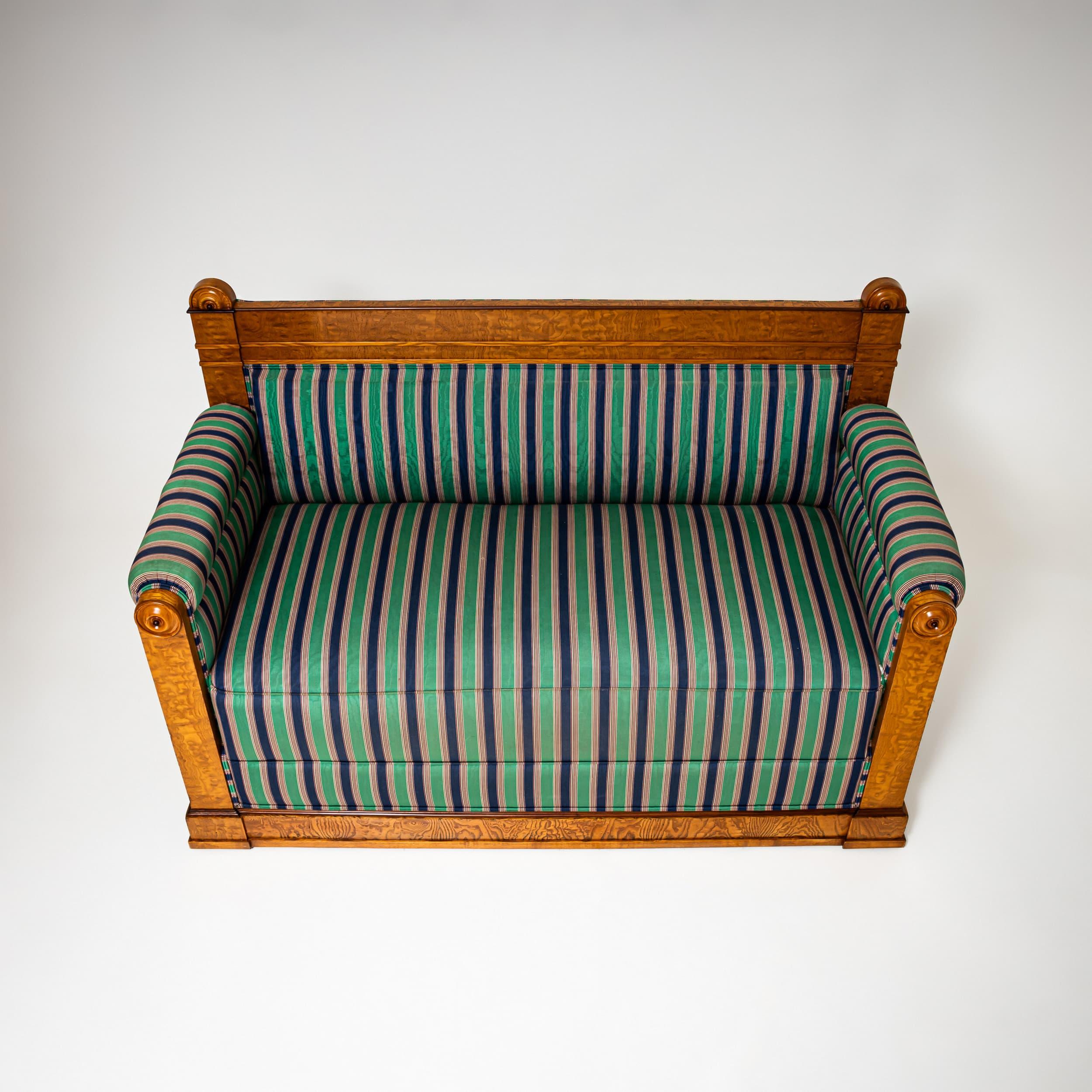 Sofá Biedermeier de madera de fresno, hacia 1830 Tela en venta
