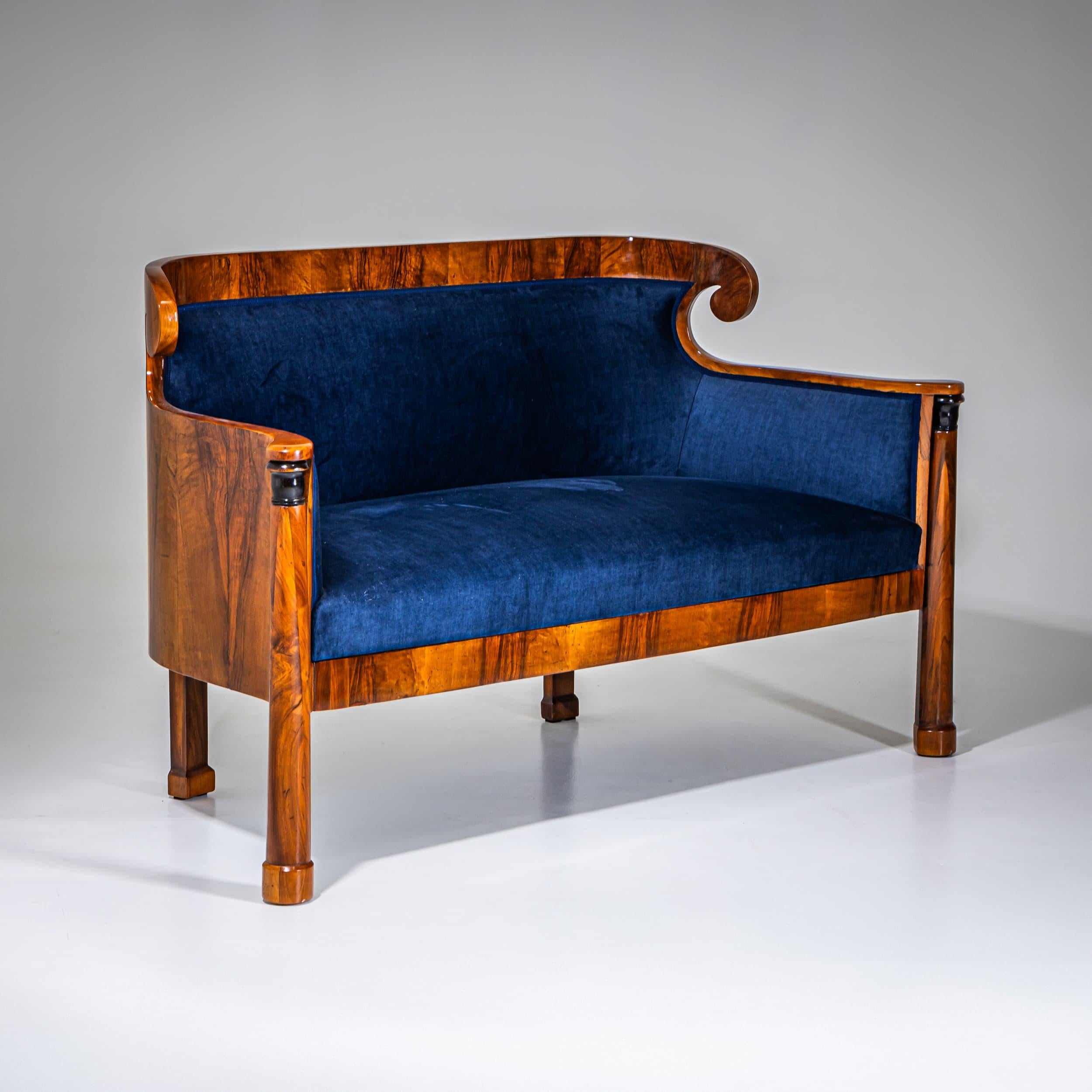 Lucidato Biedermeier Sofa in Walnut, Austria, circa 1830 in vendita