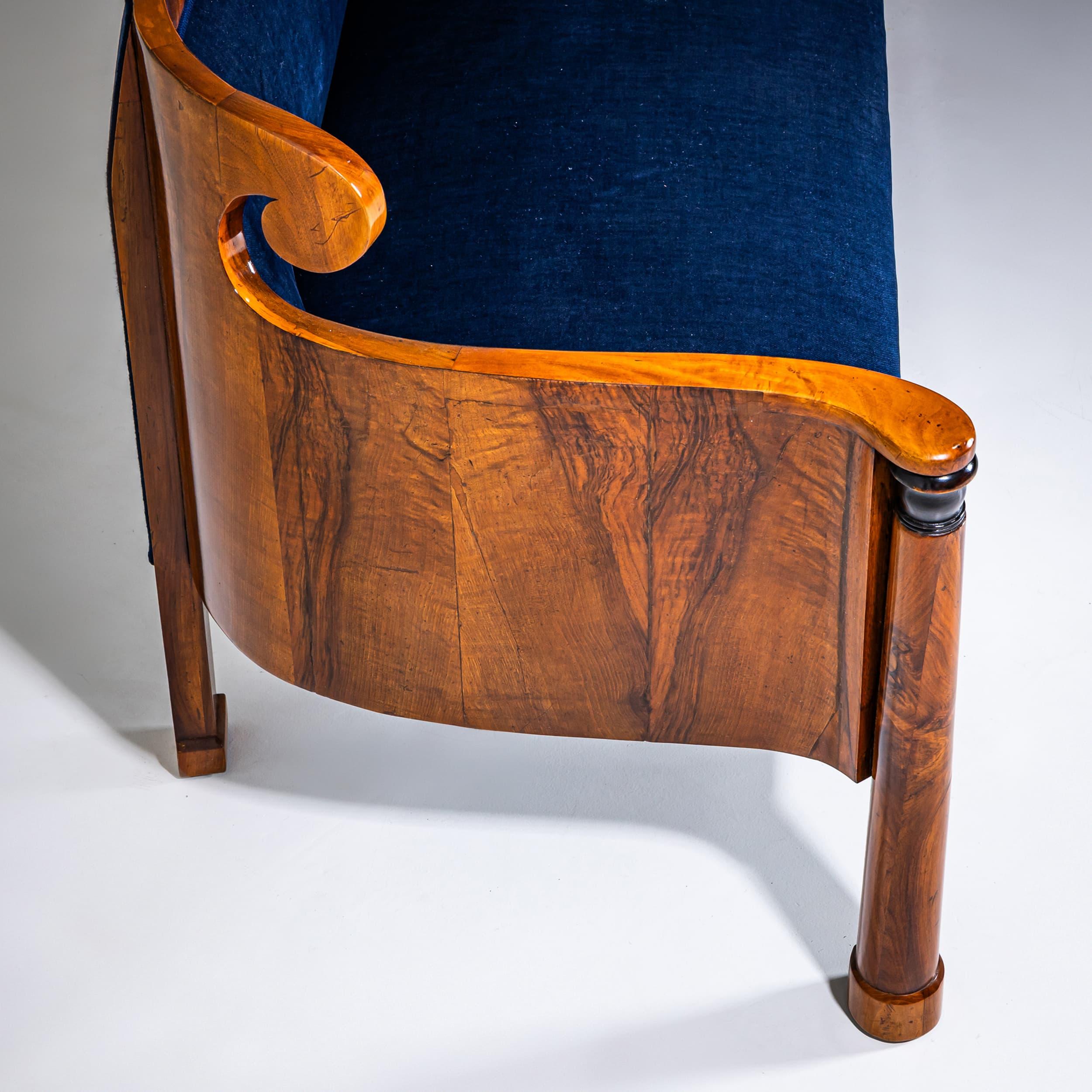 Biedermeier Sofa in Walnut, Austria, circa 1830 In condizioni ottime in vendita a Greding, DE