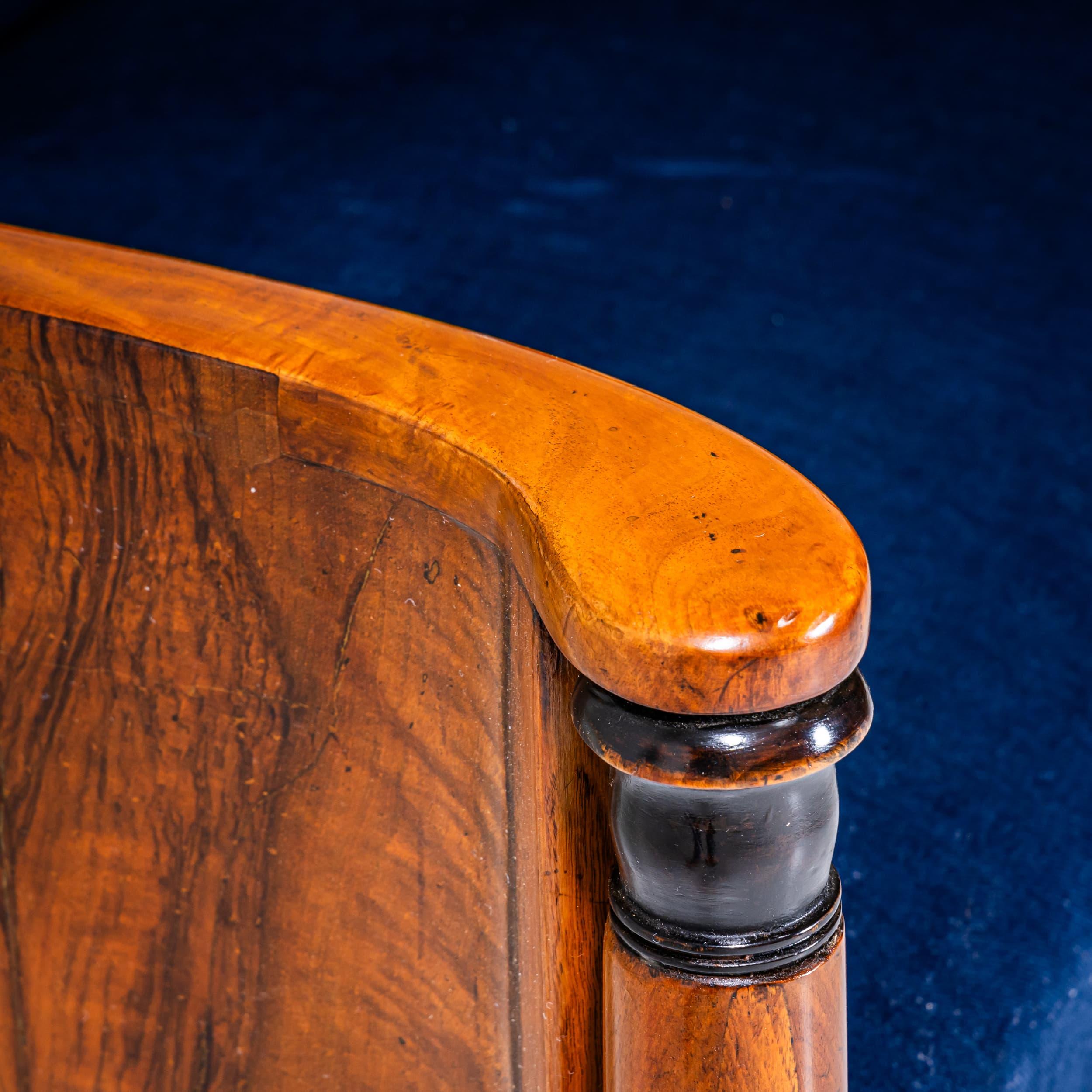 Metà XIX secolo Biedermeier Sofa in Walnut, Austria, circa 1830 in vendita