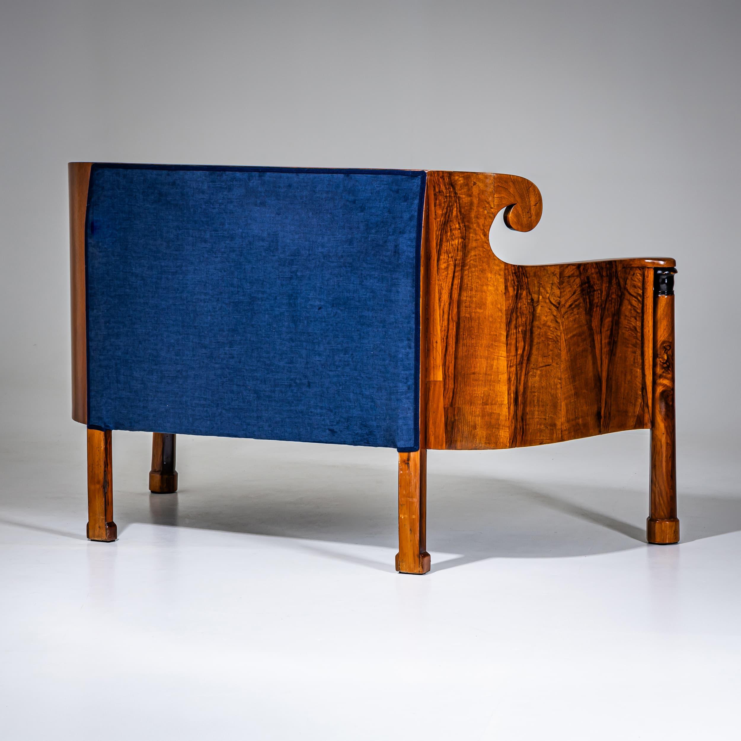 Tessuto Biedermeier Sofa in Walnut, Austria, circa 1830 in vendita