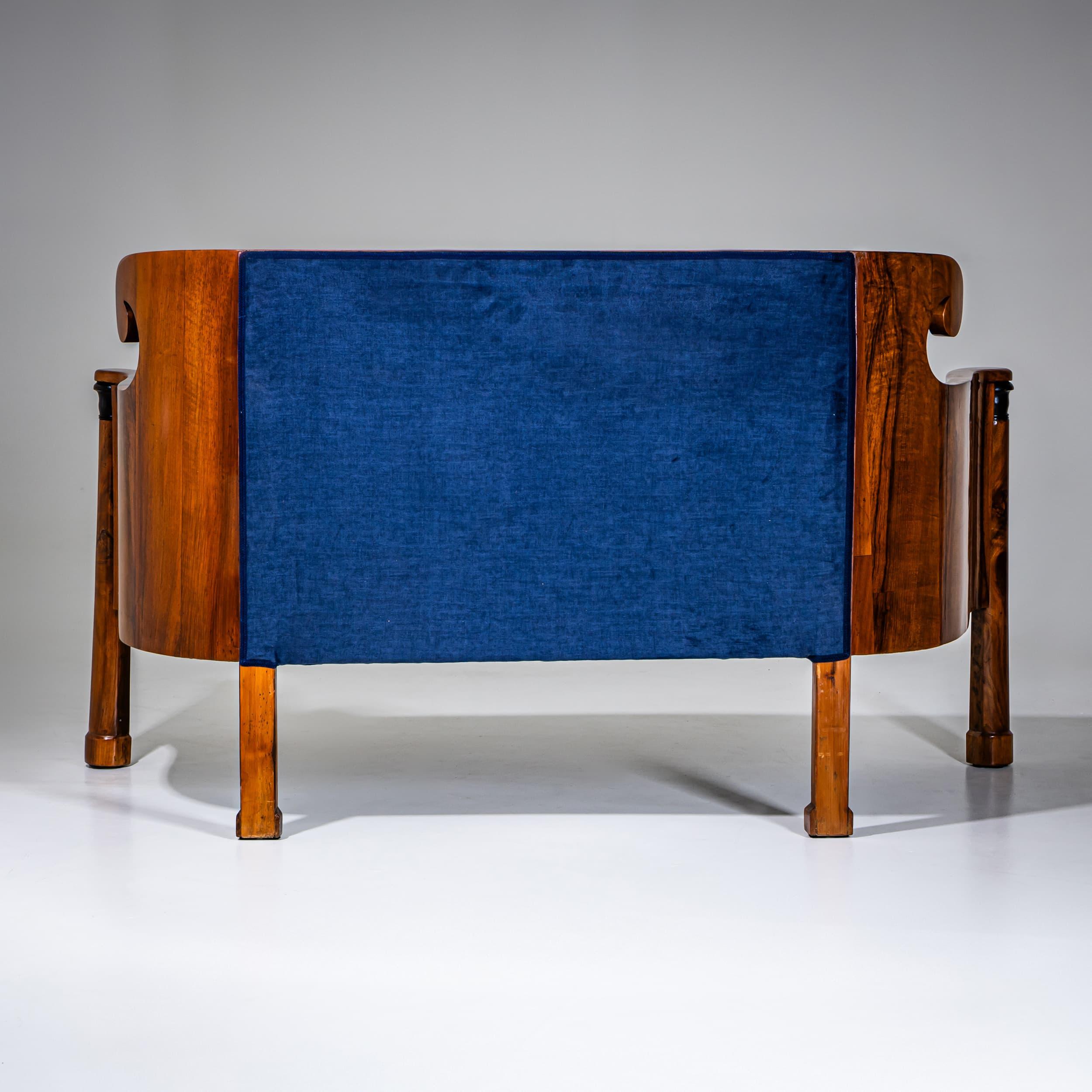 Biedermeier Sofa in Walnut, Austria, circa 1830 in vendita 1