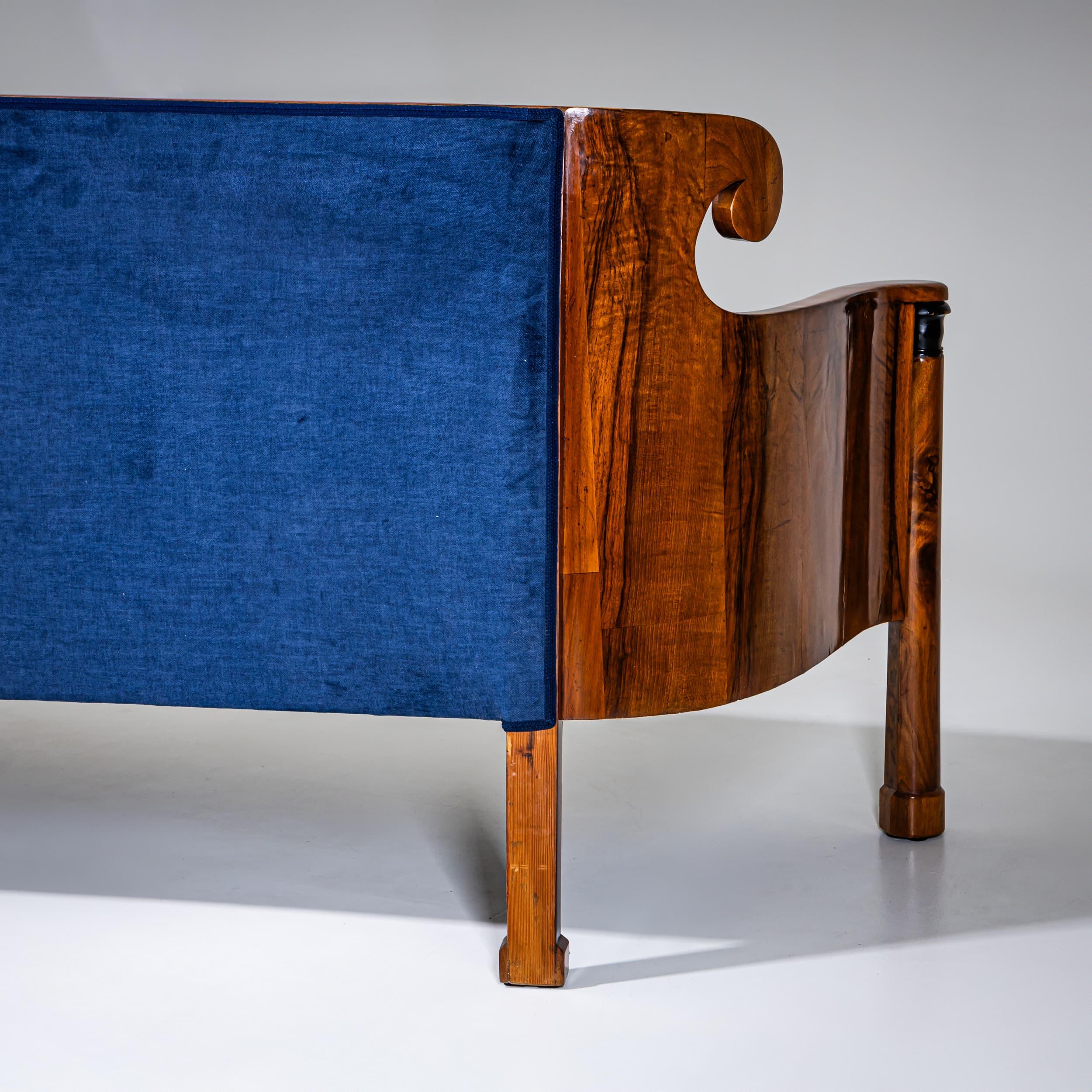 Biedermeier Sofa in Walnut, Austria, circa 1830 in vendita 2