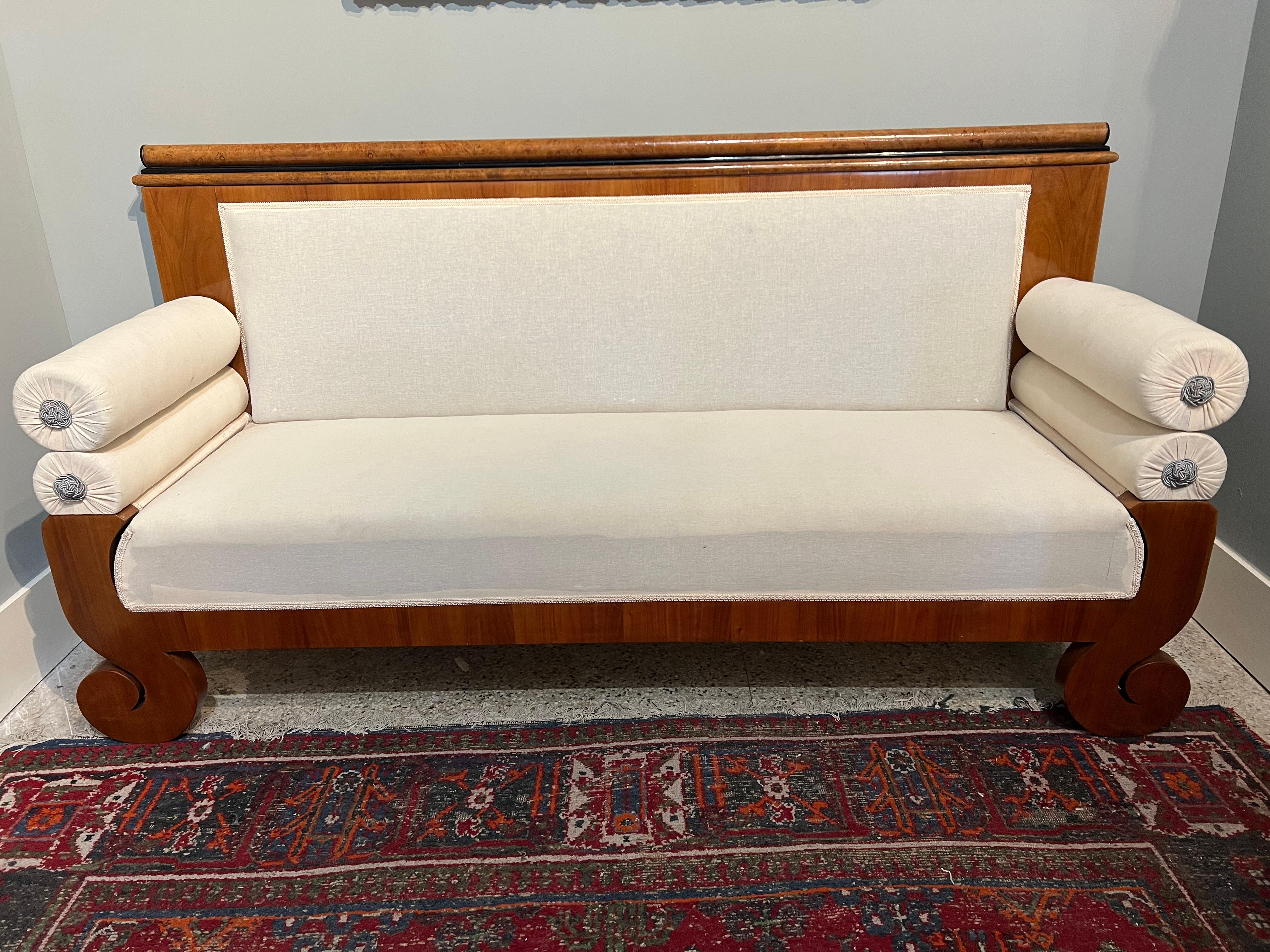  Sofá Biedermeier en nogal

El sofá es de madera de nogal y está retapizado con una tela beige claro. Se apoya en 4 patas curvas. Los reposabrazos están formados por 2 cilindros, adornados con botones decorativos.  

Italia, hacia 1820
El estado es