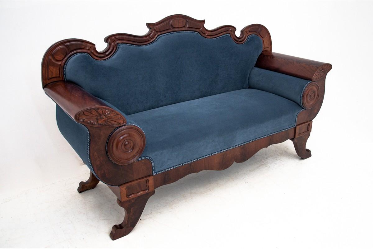 An antique sofa from the turn of the century.

Furniture in very good condition, after professional renovation, upholstered with new fabric.

dimensions:

height 109 cm / sitting height 46 cm / width 180 cm / depth 70 cm