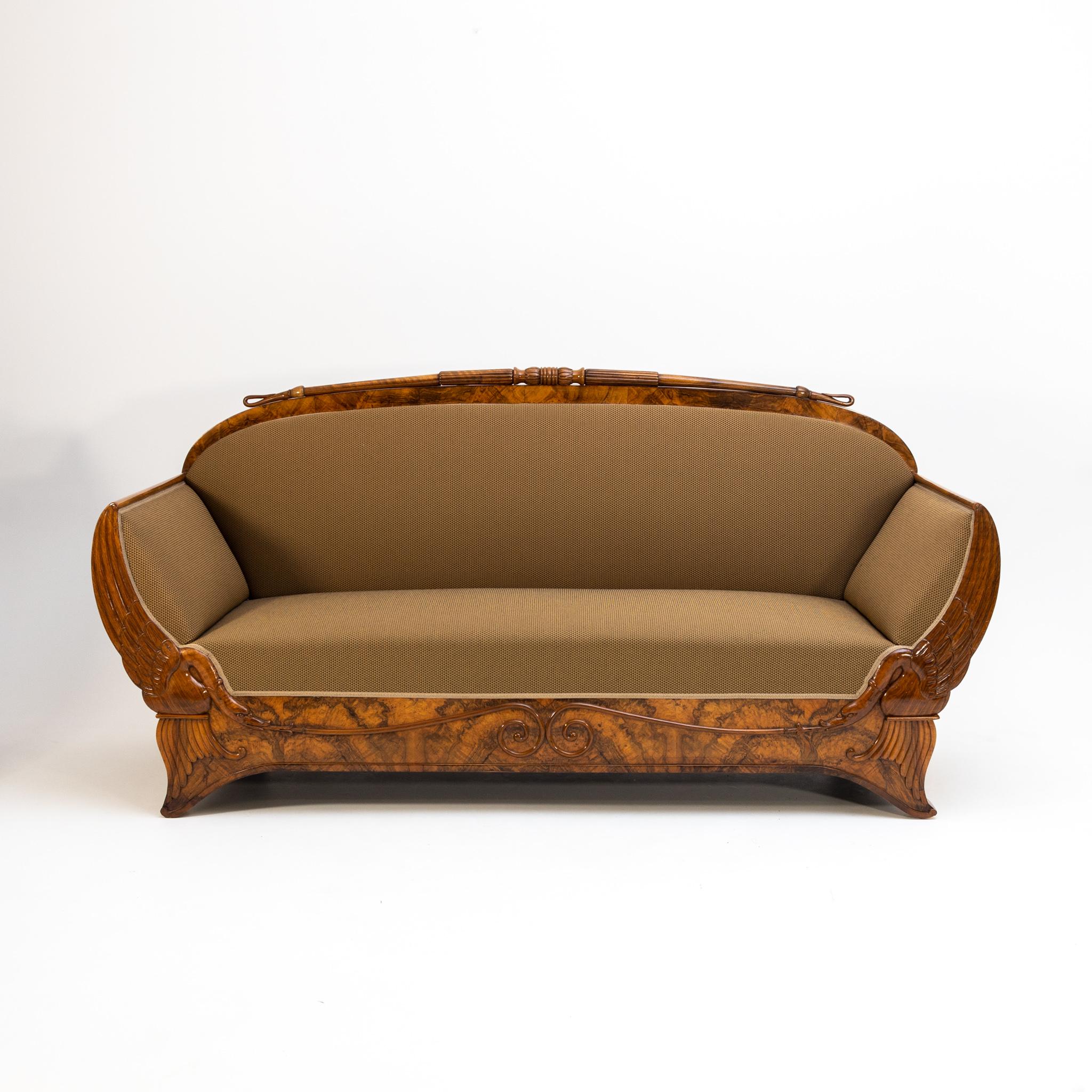 Biedermeier-Sofa, furniert in Nussbaum mit geschnitzten Schwanendekorationen. Das Sofa ist neu gepolstert und professionell restauriert worden.