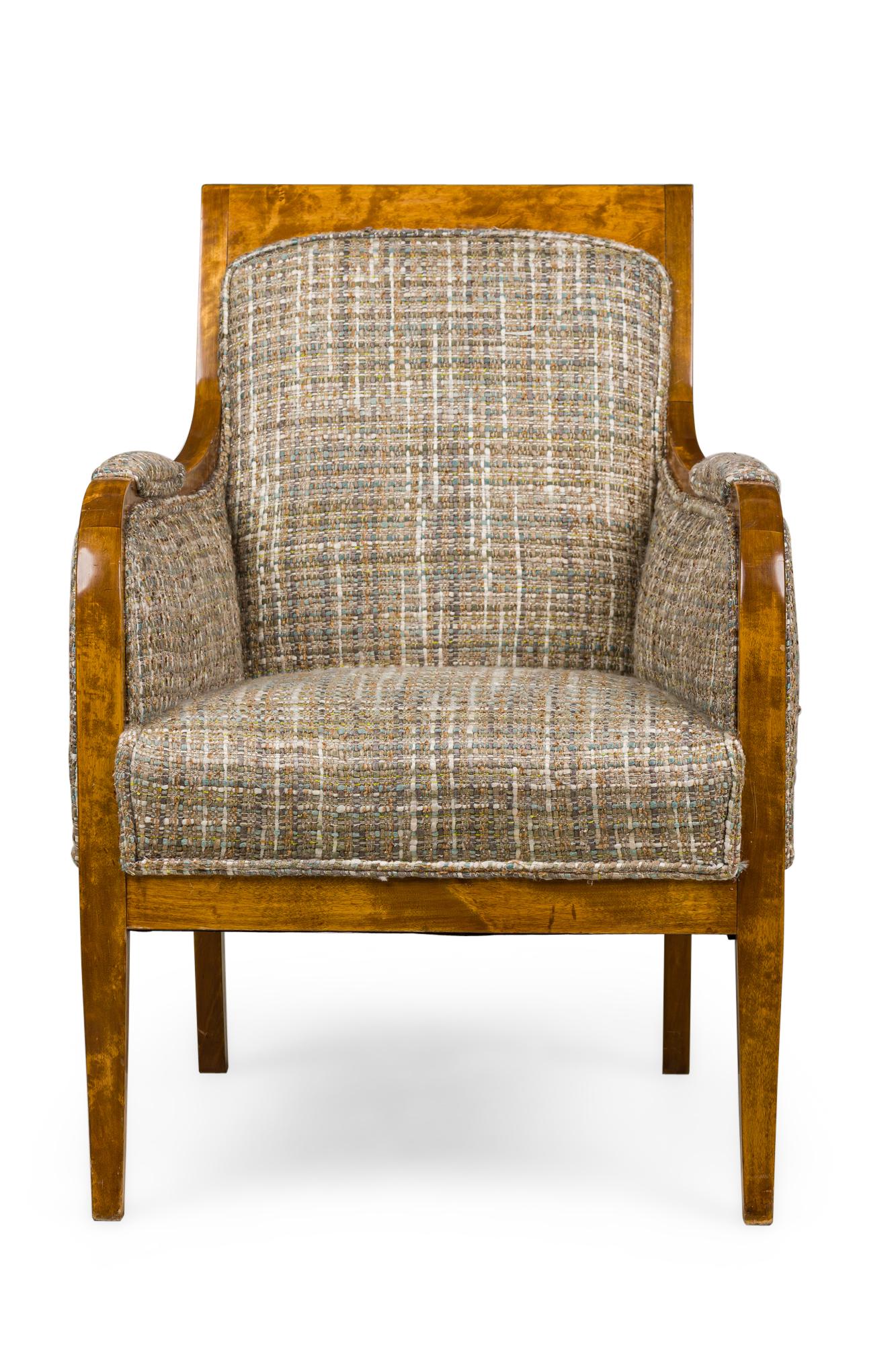 Sillón Biedermeier sueco de respaldo cuadrado de bergere de abedul, con tapicería tejida de azules, marrones y beiges y reposabrazos tapizados con almohada a juego.