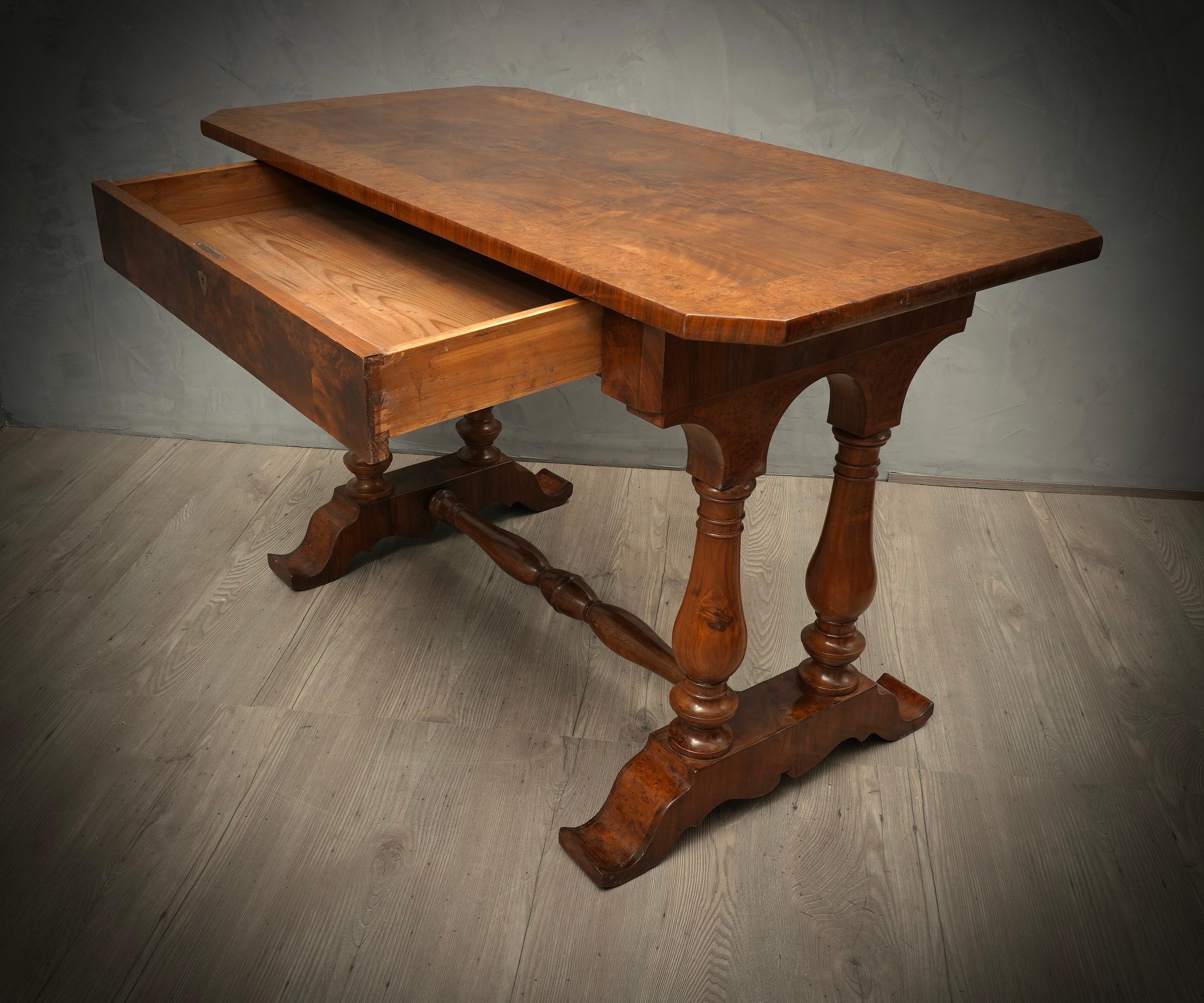 Biedermeier Square Walnut Wood Austrian Writing Table Desk, 1830 In Good Condition For Sale In Rome, IT