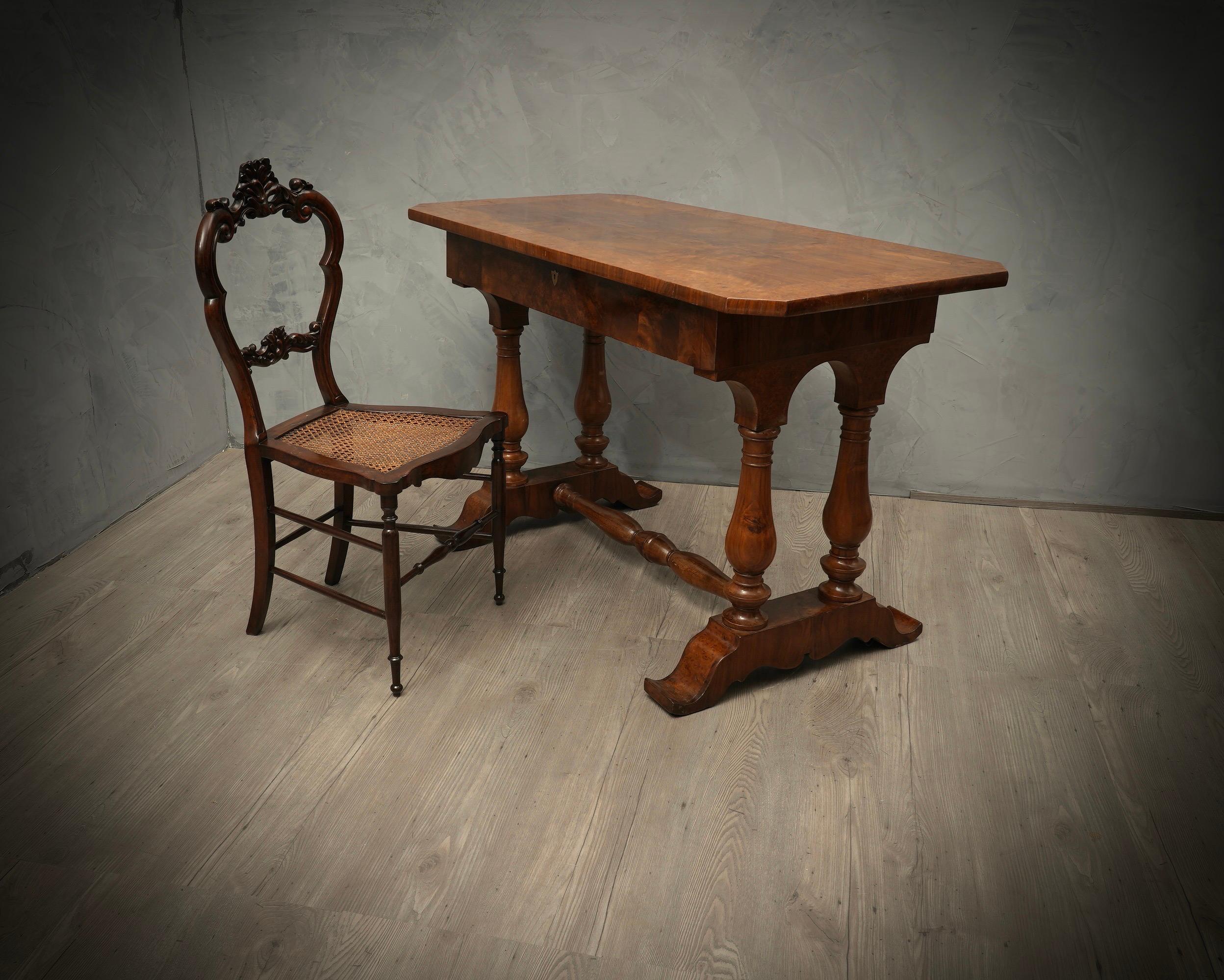Escritorio Austriaco Biedermeier cuadrado de madera de nogal, 1830 1