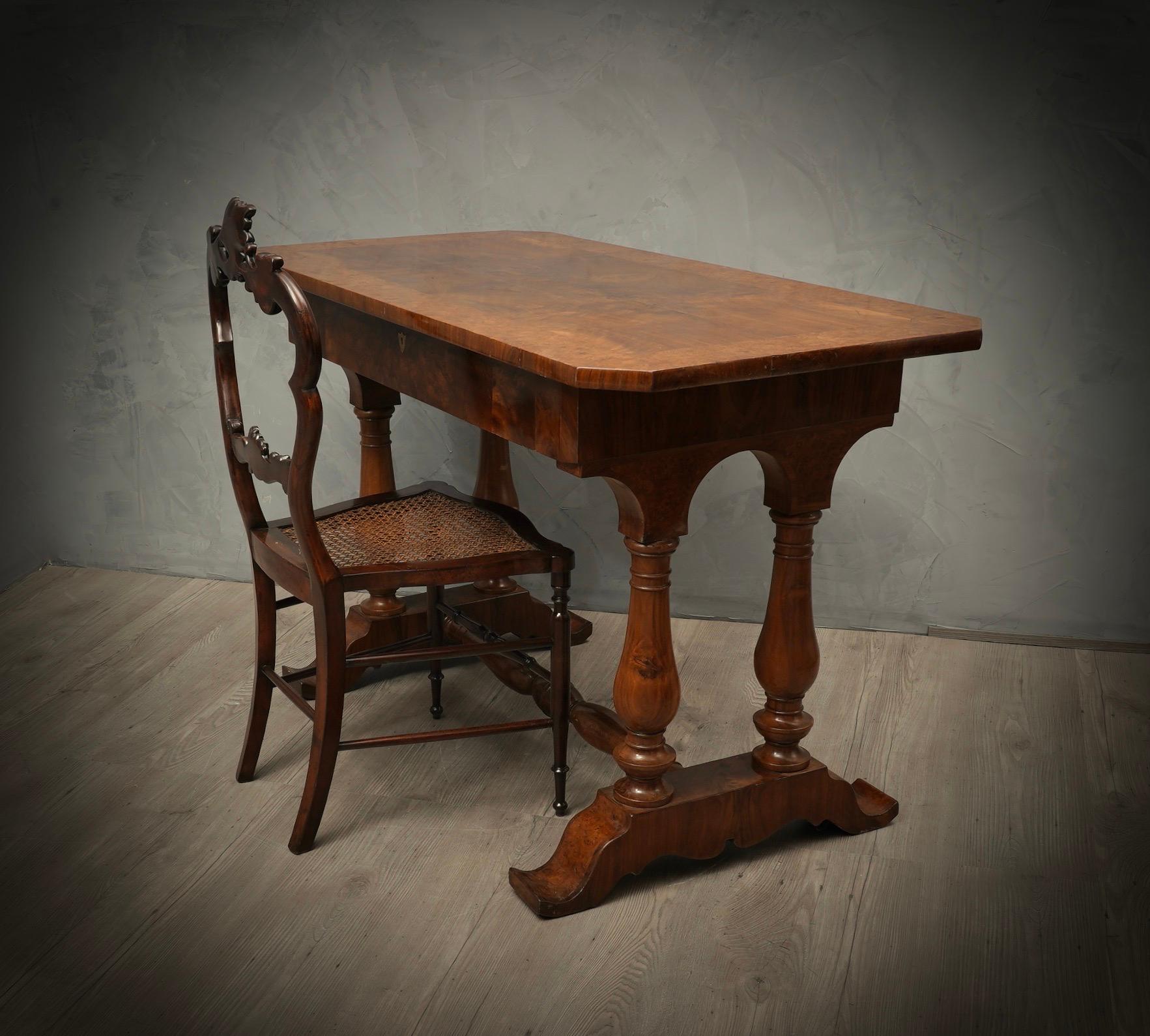 Biedermeier desk from the early 1800s, rich and elaborate in its forms.

All veneered in walnut wood, with inlays in poplar briar wood. The top is well square but its corners are cut straight and do not form a corner. In addition it is veneered in