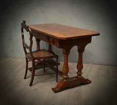 Bureau d'écriture autrichien Biedermeier carré en bois de noyer, 1830