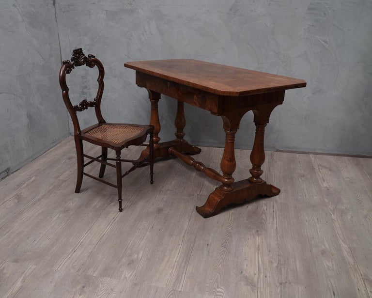 Biedermeier desk from the early 1800s, rich and elaborate in its forms.

All veneered in walnut wood, with inlays in poplar briar wood. The top is well square but its corners are cut straight and do not form a corner. In addition it is veneered in